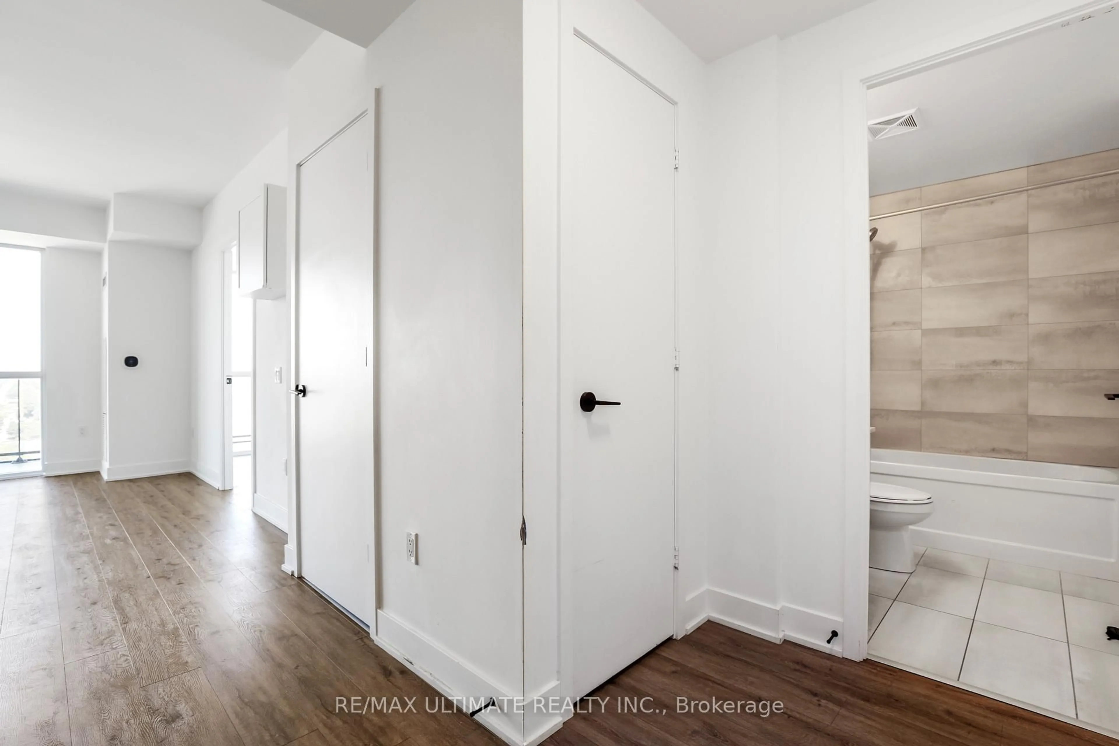 Indoor entryway for 50 George Butchart Dr #906, Toronto Ontario M3K 0C9