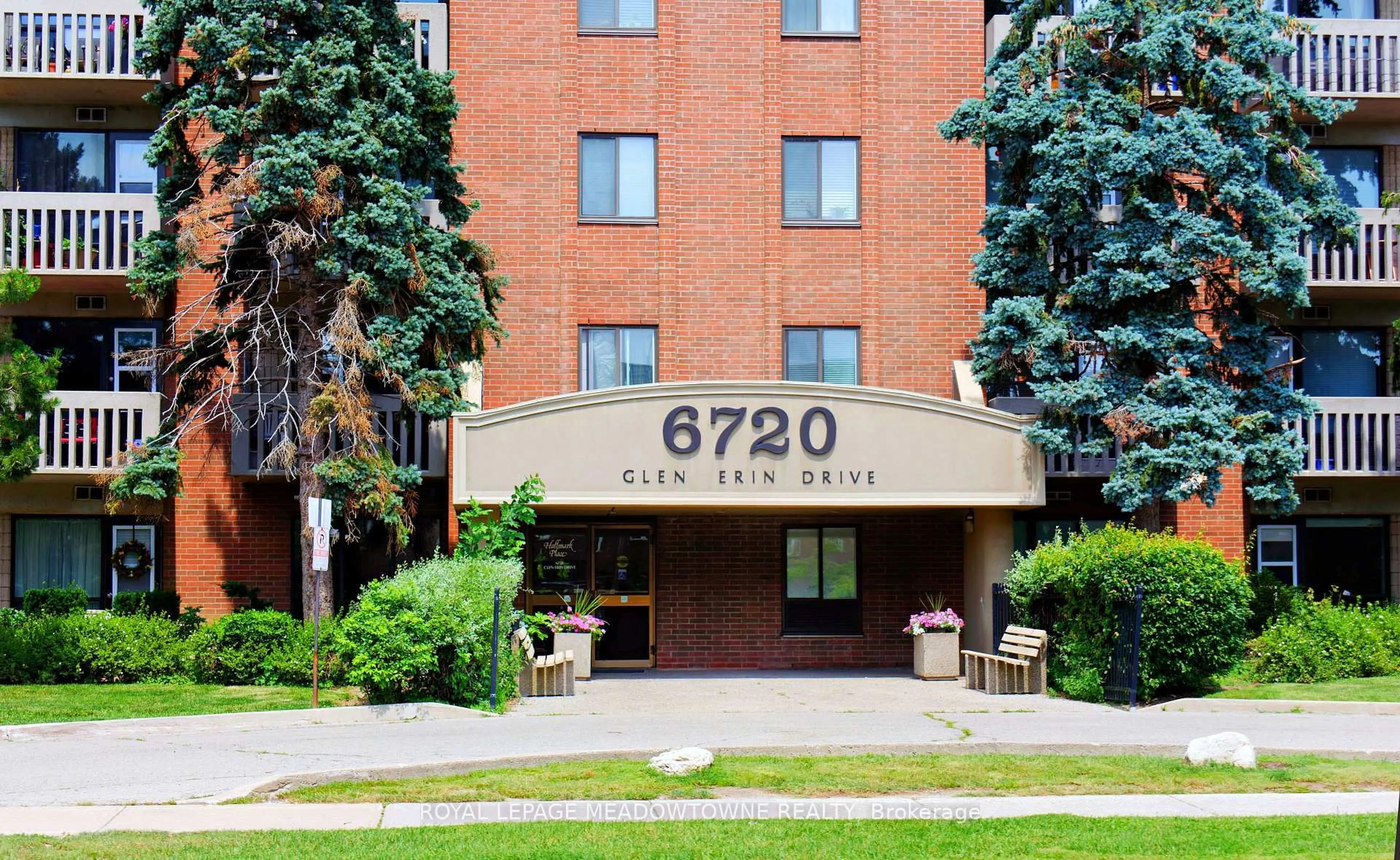 Indoor foyer for 6720 Glen Erin Dr #1013, Mississauga Ontario L5N 3K8