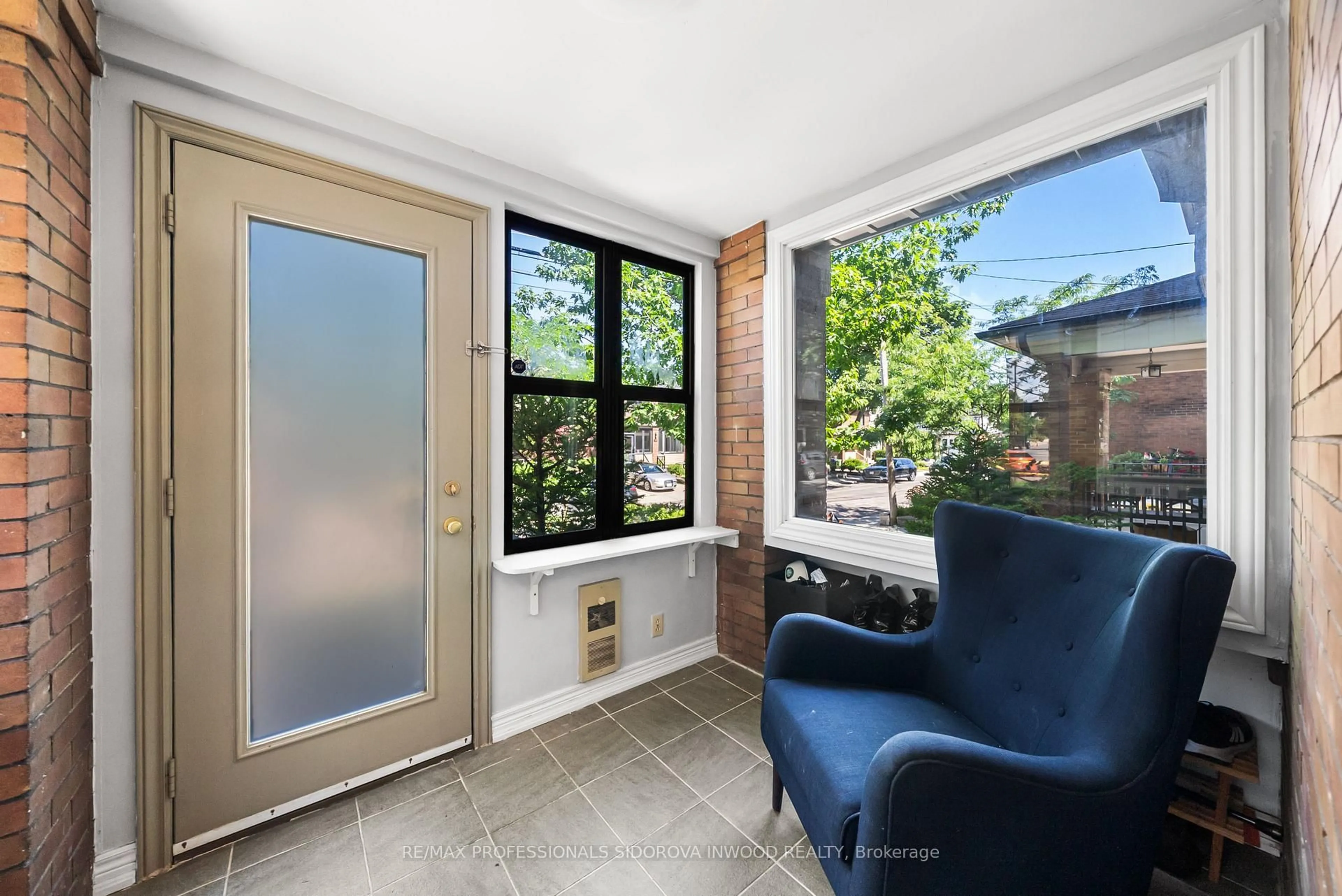 Indoor entryway for 82 Durie St, Toronto Ontario M6S 3E8