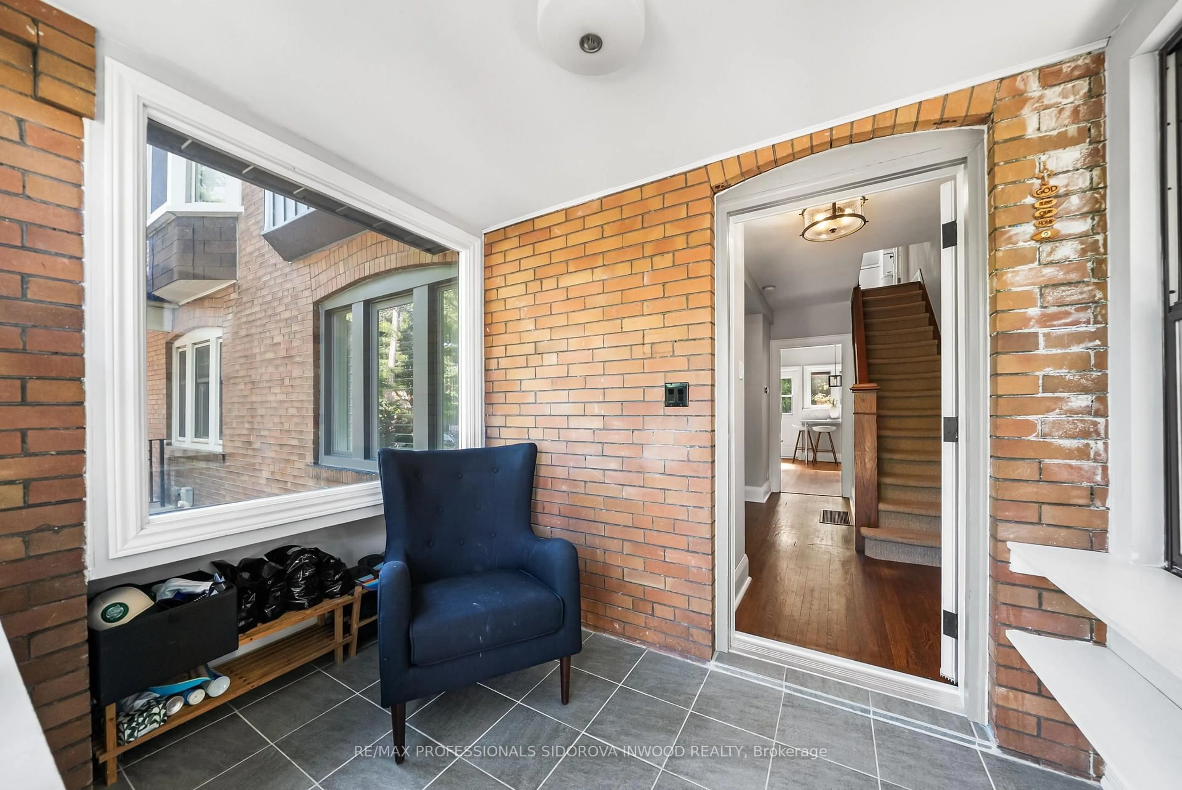 Indoor entryway for 82 Durie St, Toronto Ontario M6S 3E8