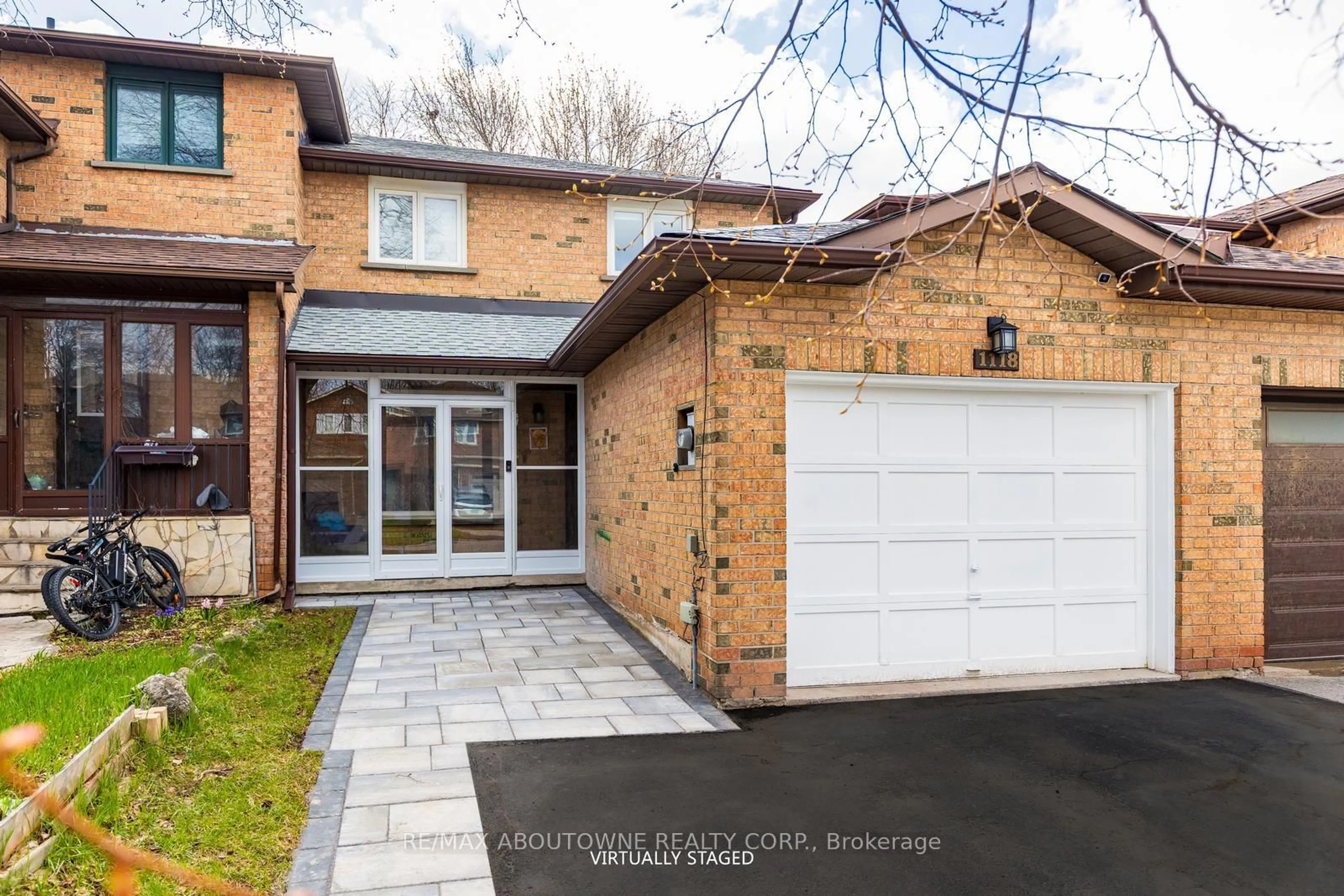 Home with brick exterior material, street for 1118 Avondale Dr, Oakville Ontario L6H 5L4
