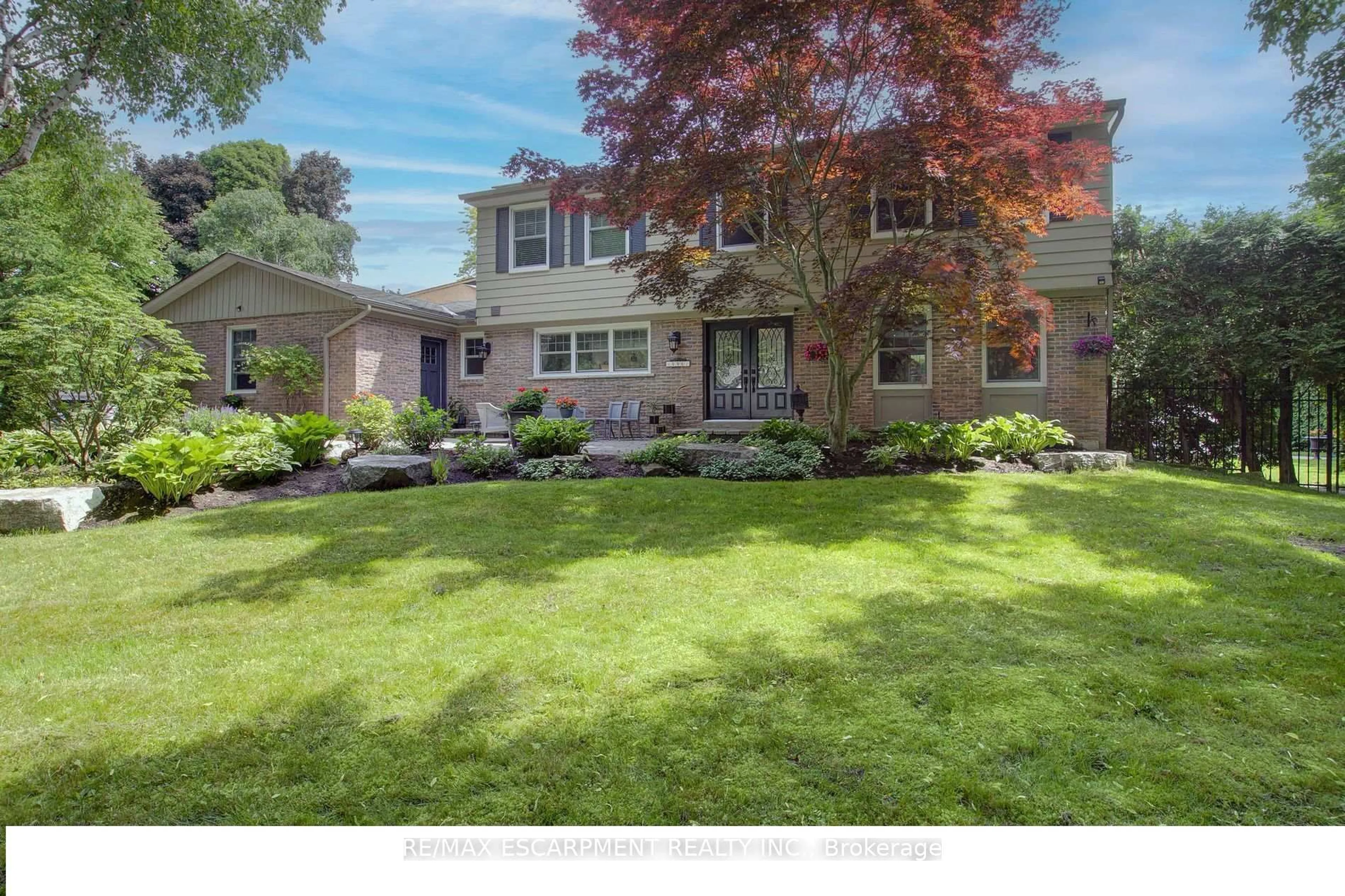 A pic from outside/outdoor area/front of a property/back of a property/a pic from drone, street for 996 Cresthampton Lane, Mississauga Ontario L5H 2X1
