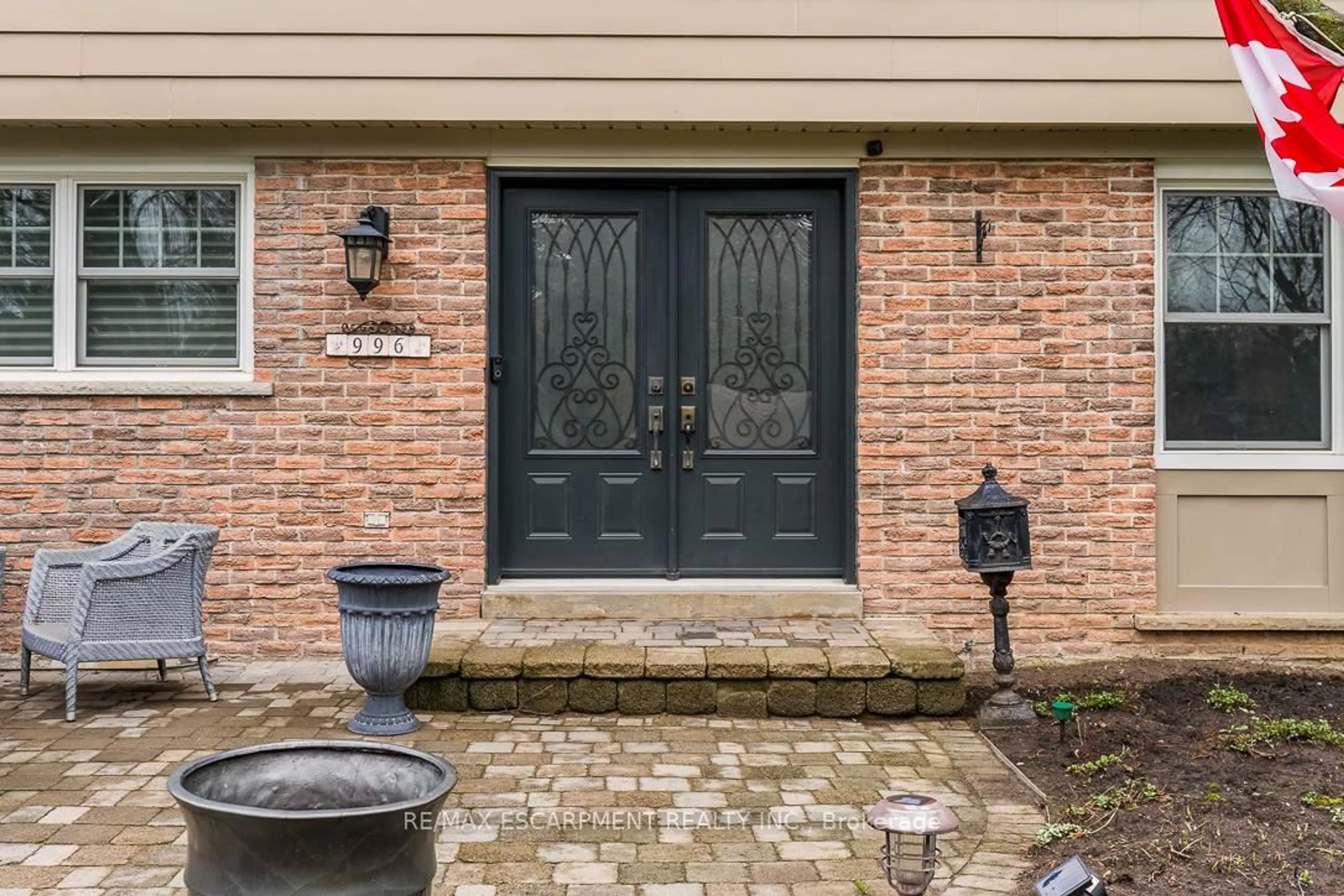 Home with brick exterior material, street for 996 Cresthampton Lane, Mississauga Ontario L5H 2X1