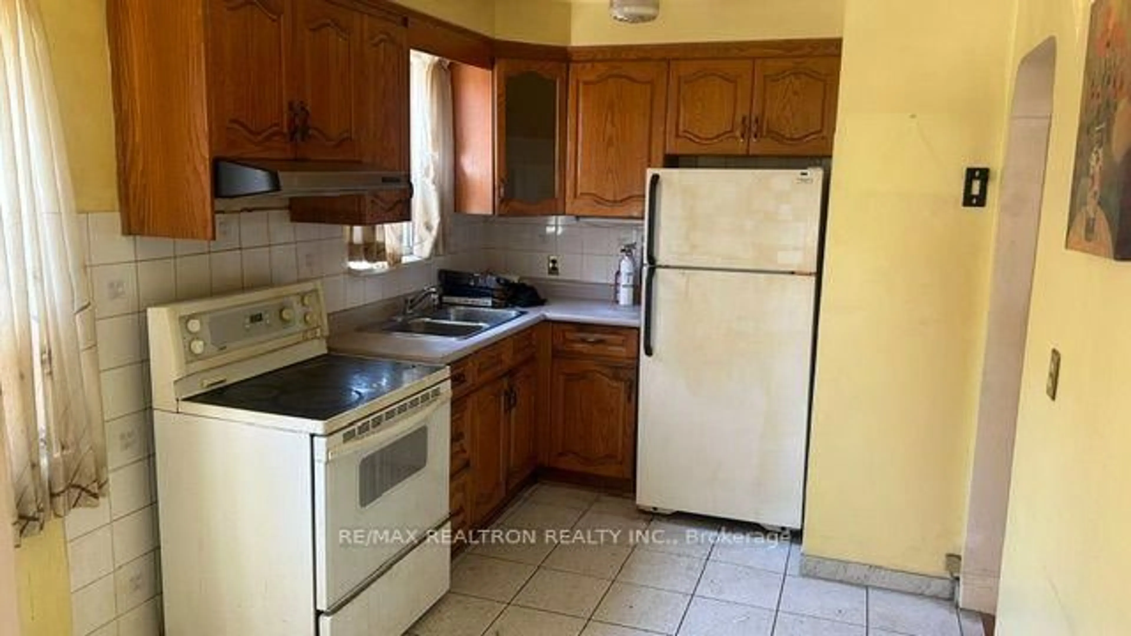 Standard kitchen, ceramic/tile floor for 537 Glen Park Ave, Toronto Ontario M6B 2G2