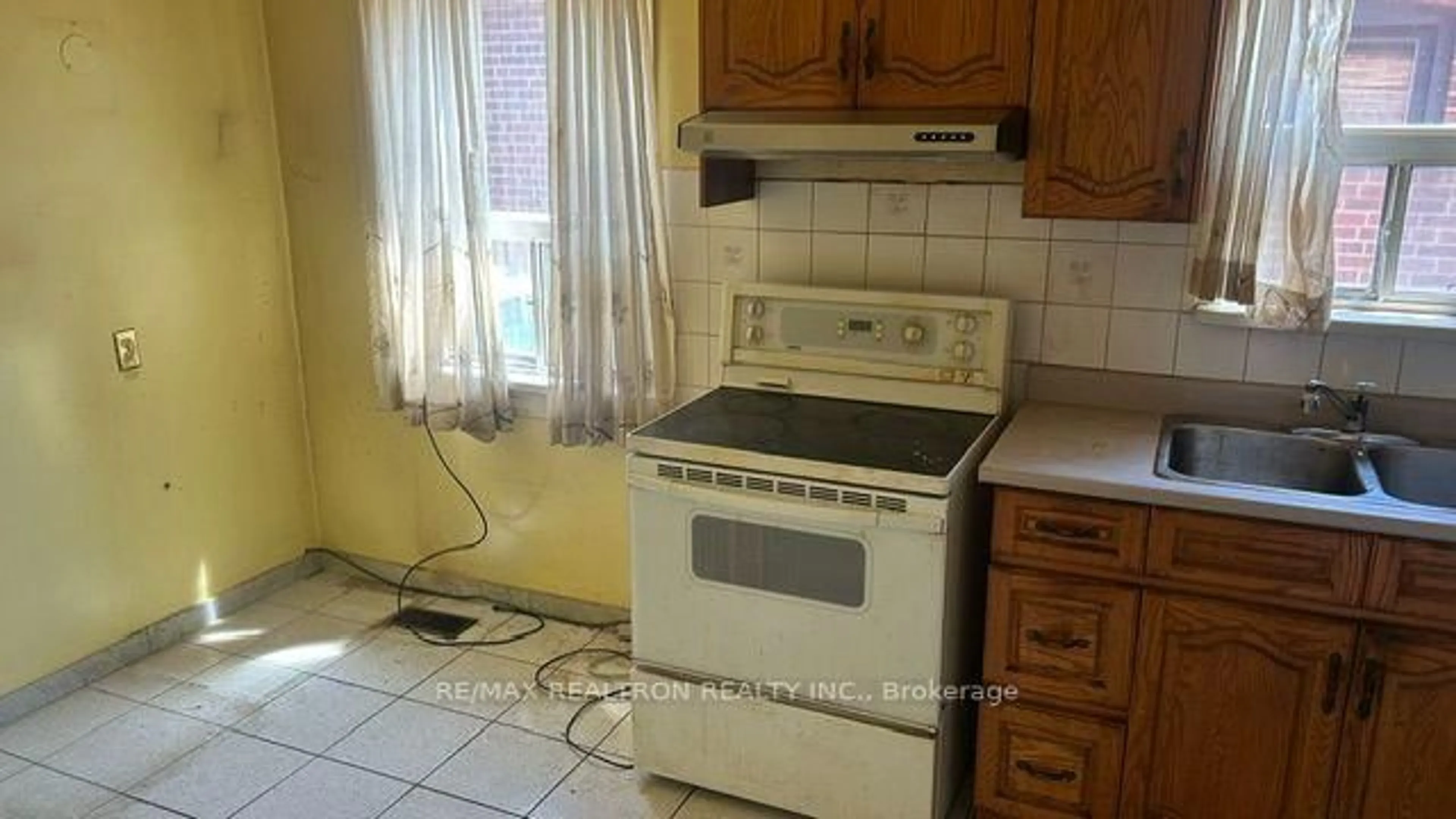 Standard kitchen, ceramic/tile floor for 537 Glen Park Ave, Toronto Ontario M6B 2G2