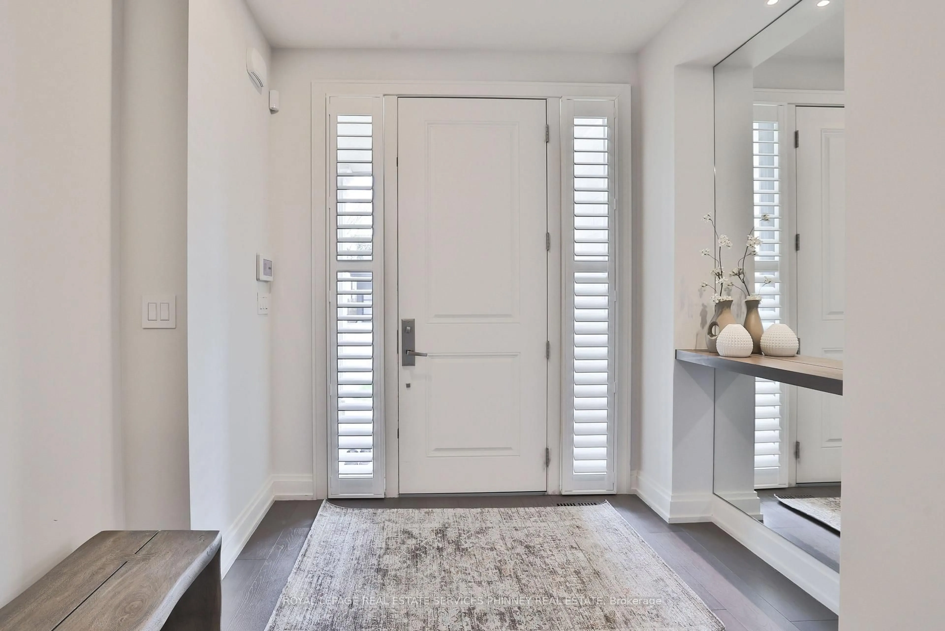 Indoor entryway for 6 Iroquois Ave, Mississauga Ontario L5G 1M6