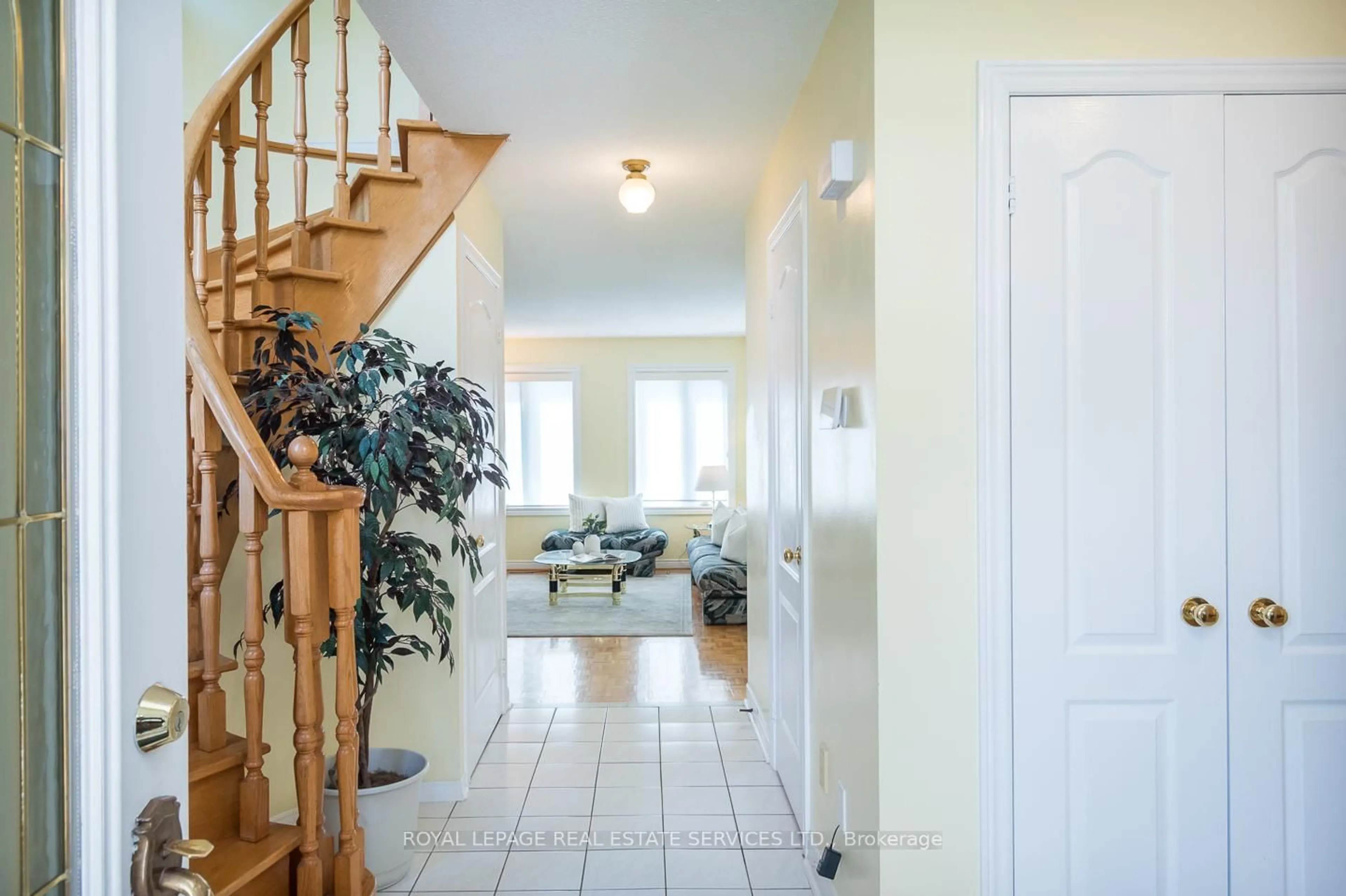 Indoor entryway for 4810 Rathkeale Rd, Mississauga Ontario L5V 1H3
