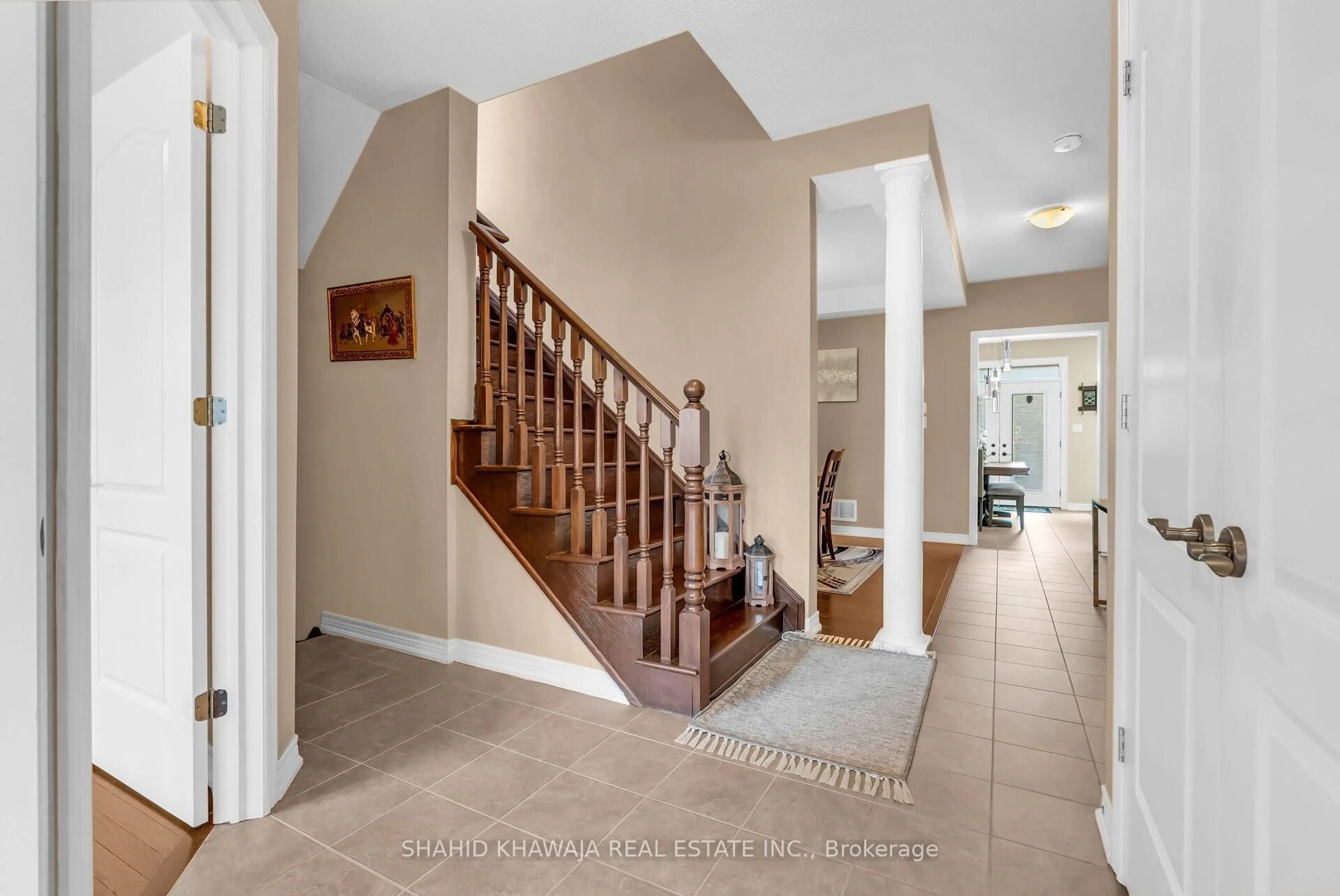 Indoor entryway for 26 Pine Island Way, Brampton Ontario L6X 0Z6