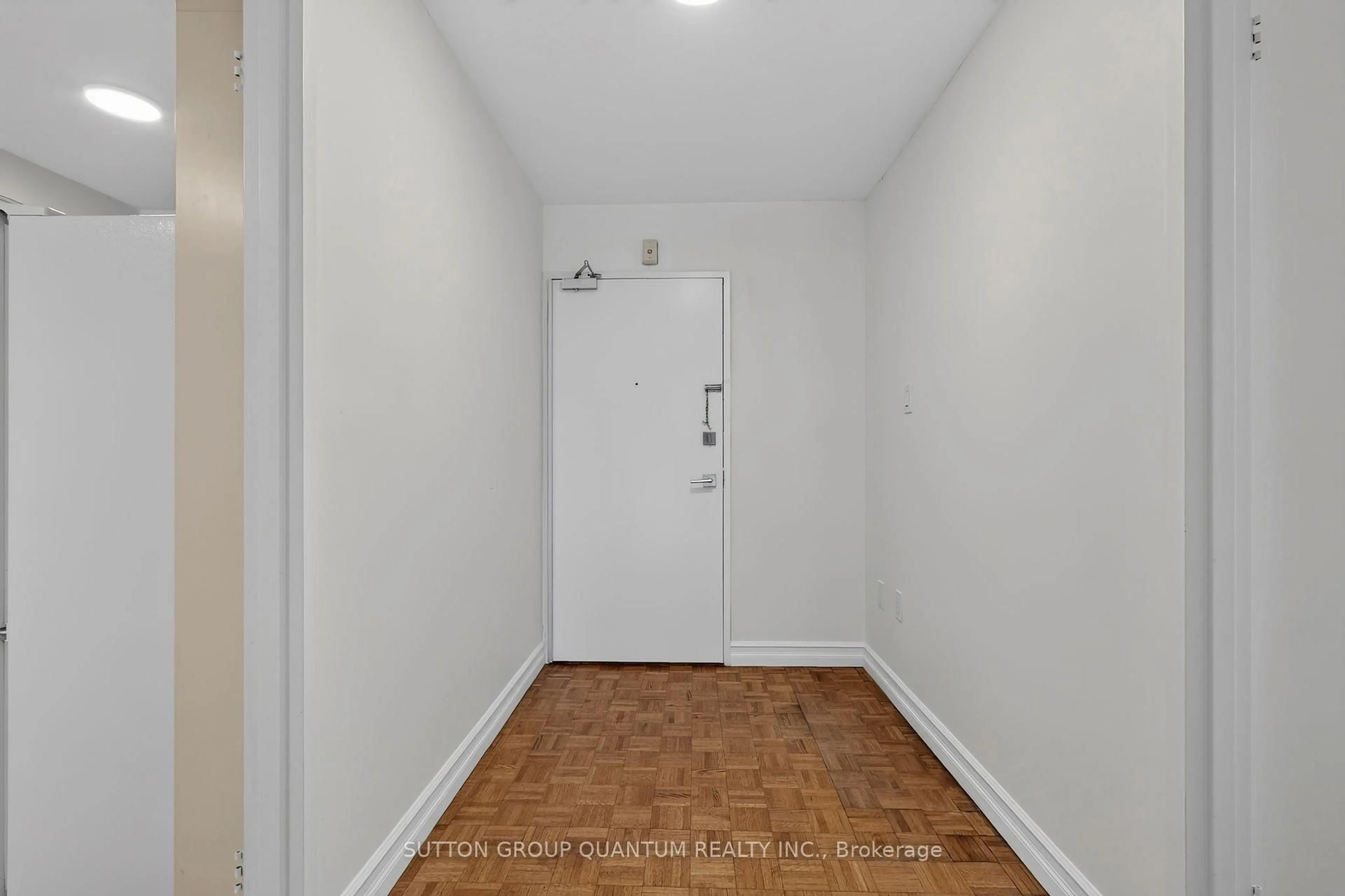 A pic of a room for 965 Inverhouse Dr #504, Mississauga Ontario L5J 4B4