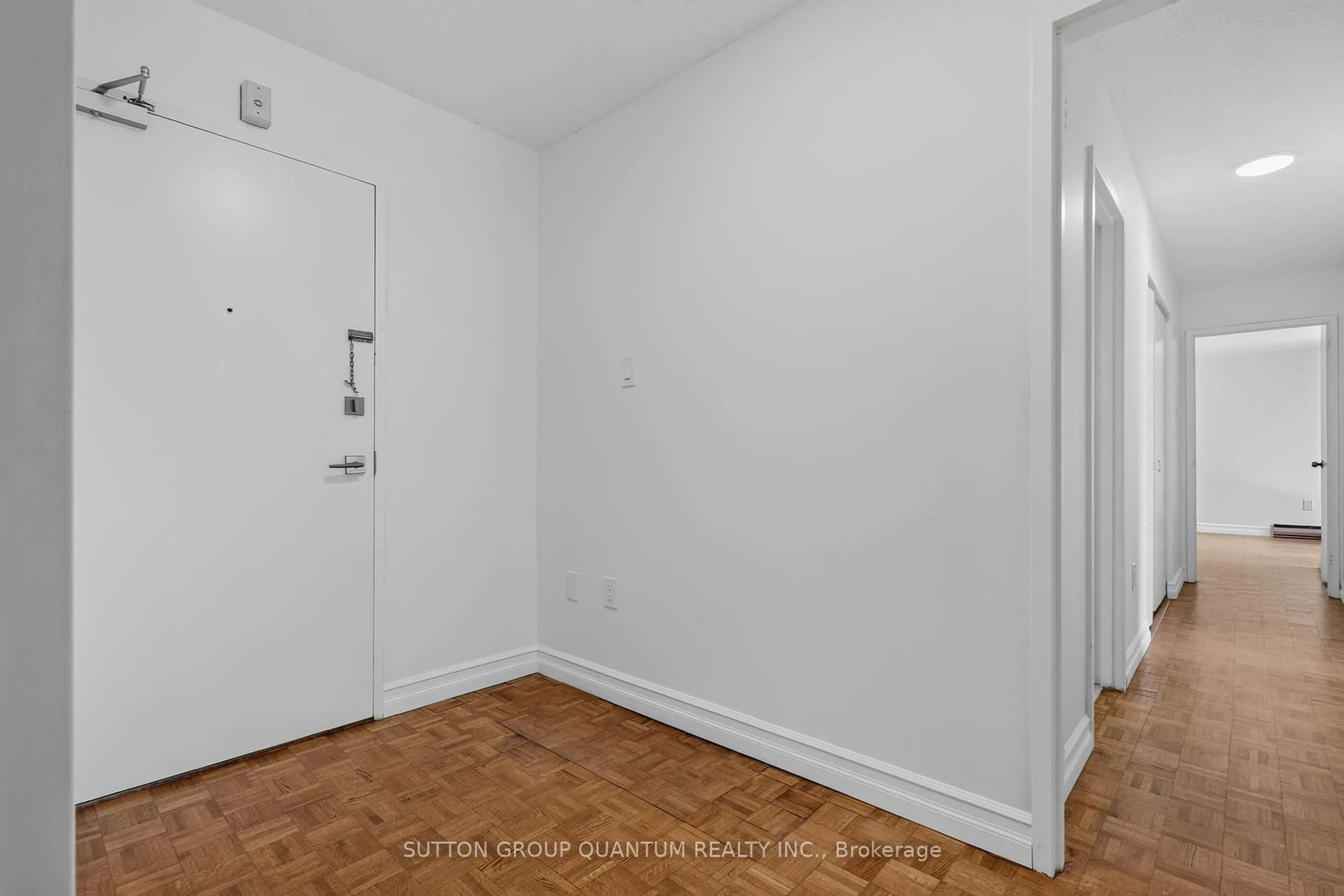 Indoor entryway for 965 Inverhouse Dr #504, Mississauga Ontario L5J 4B4