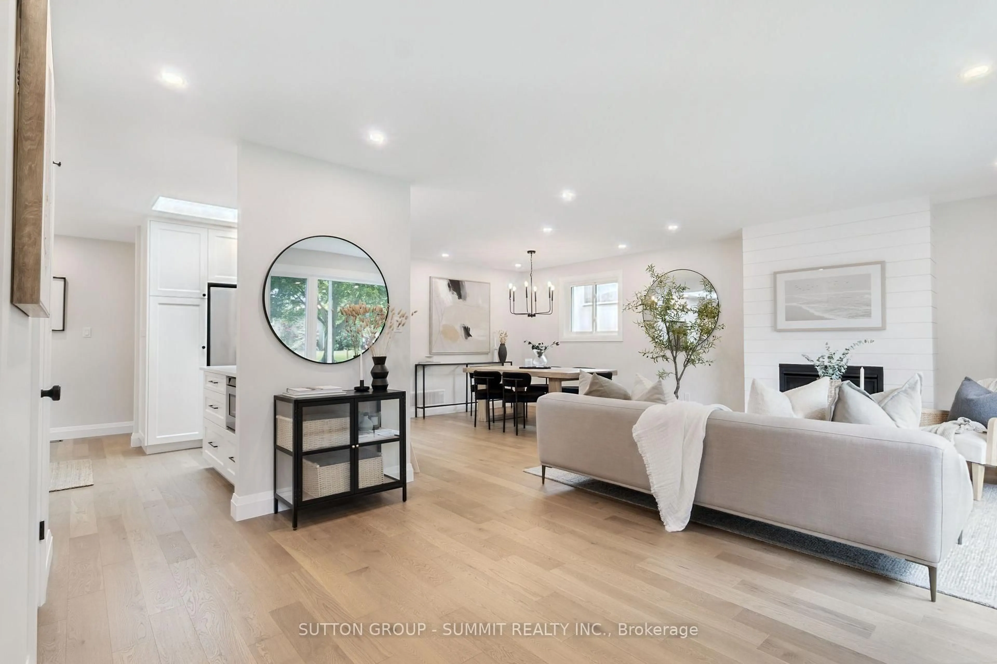 Living room with furniture, unknown for 1414 Dewbourne Cres, Burlington Ontario L7M 1E7