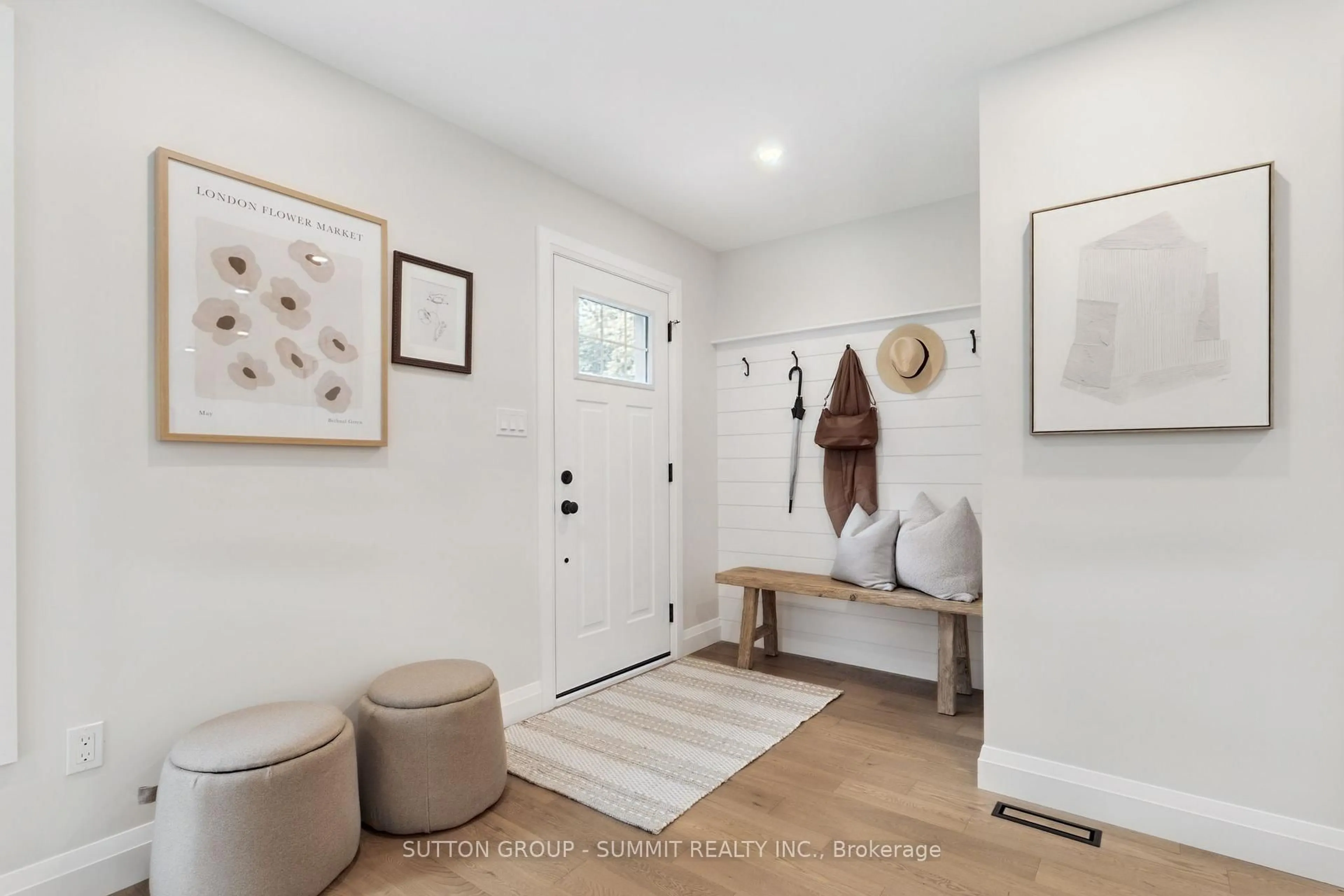 Indoor entryway for 1414 Dewbourne Cres, Burlington Ontario L7M 1E7