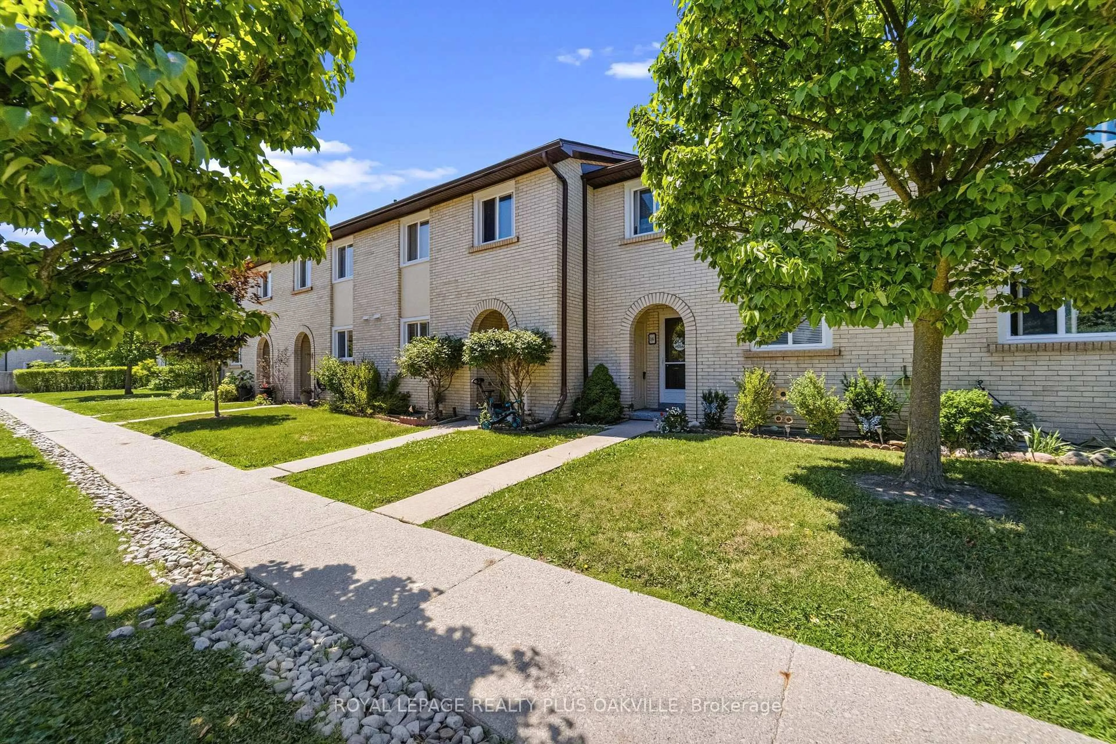 A pic from outside/outdoor area/front of a property/back of a property/a pic from drone, street for 1450 Sixth Line #16, Oakville Ontario L6H 1X7