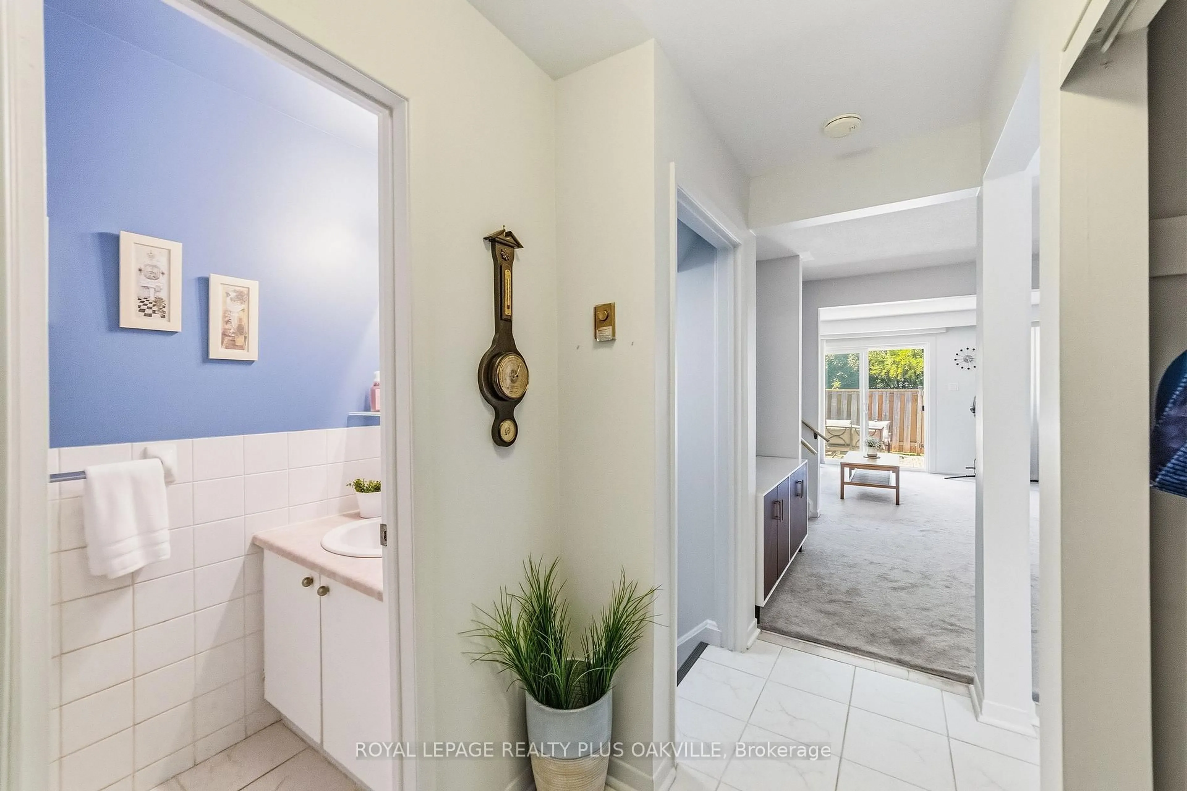 Indoor entryway for 1450 Sixth Line #16, Oakville Ontario L6H 1X7