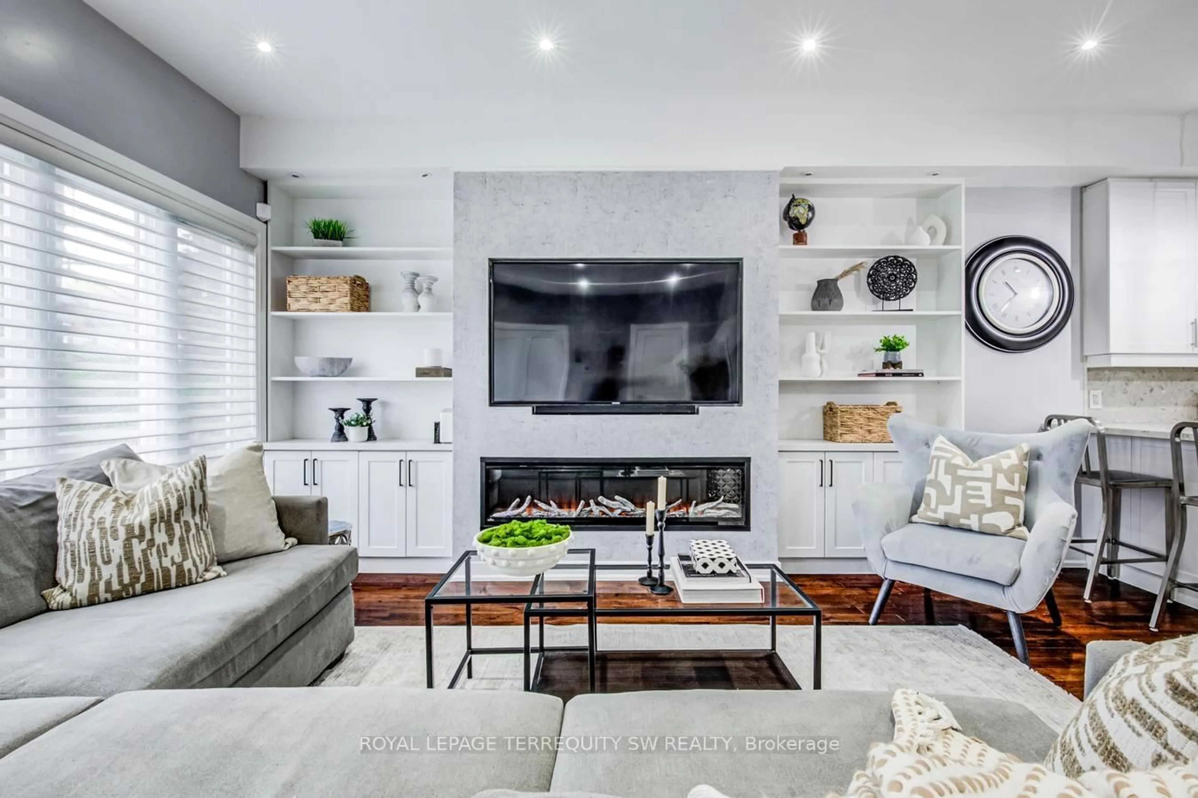 Living room with furniture, unknown for 888 Fourth St, Mississauga Ontario L5E 1J6