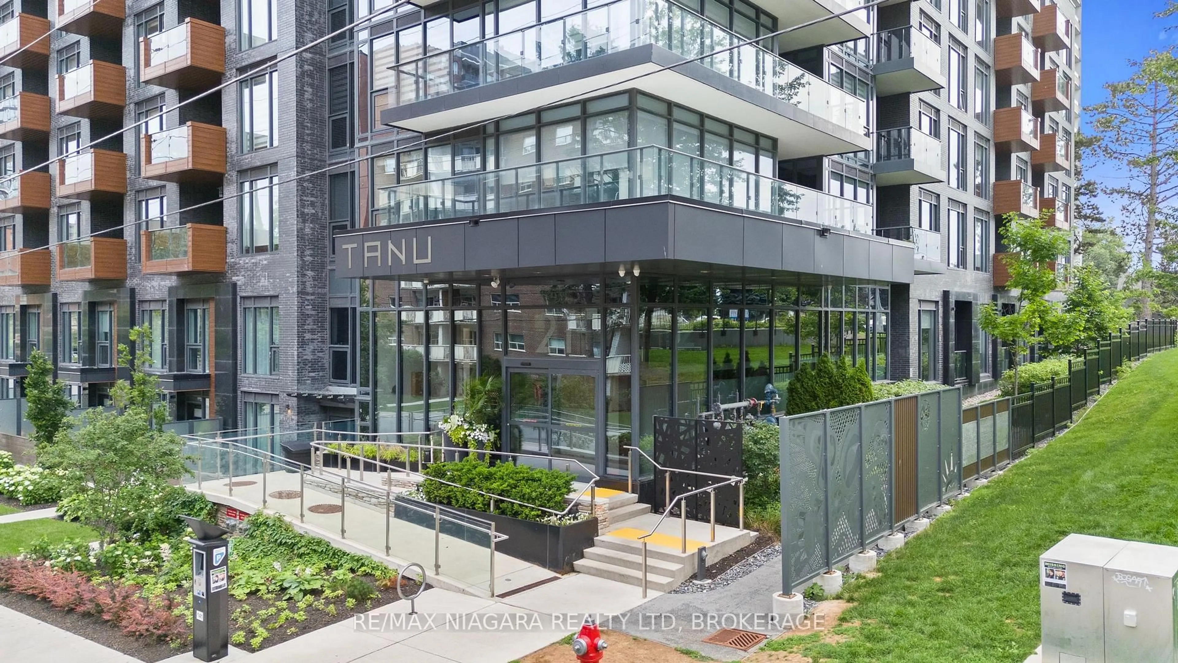 Indoor foyer for 21 Park St #717, Mississauga Ontario L5G 1L7