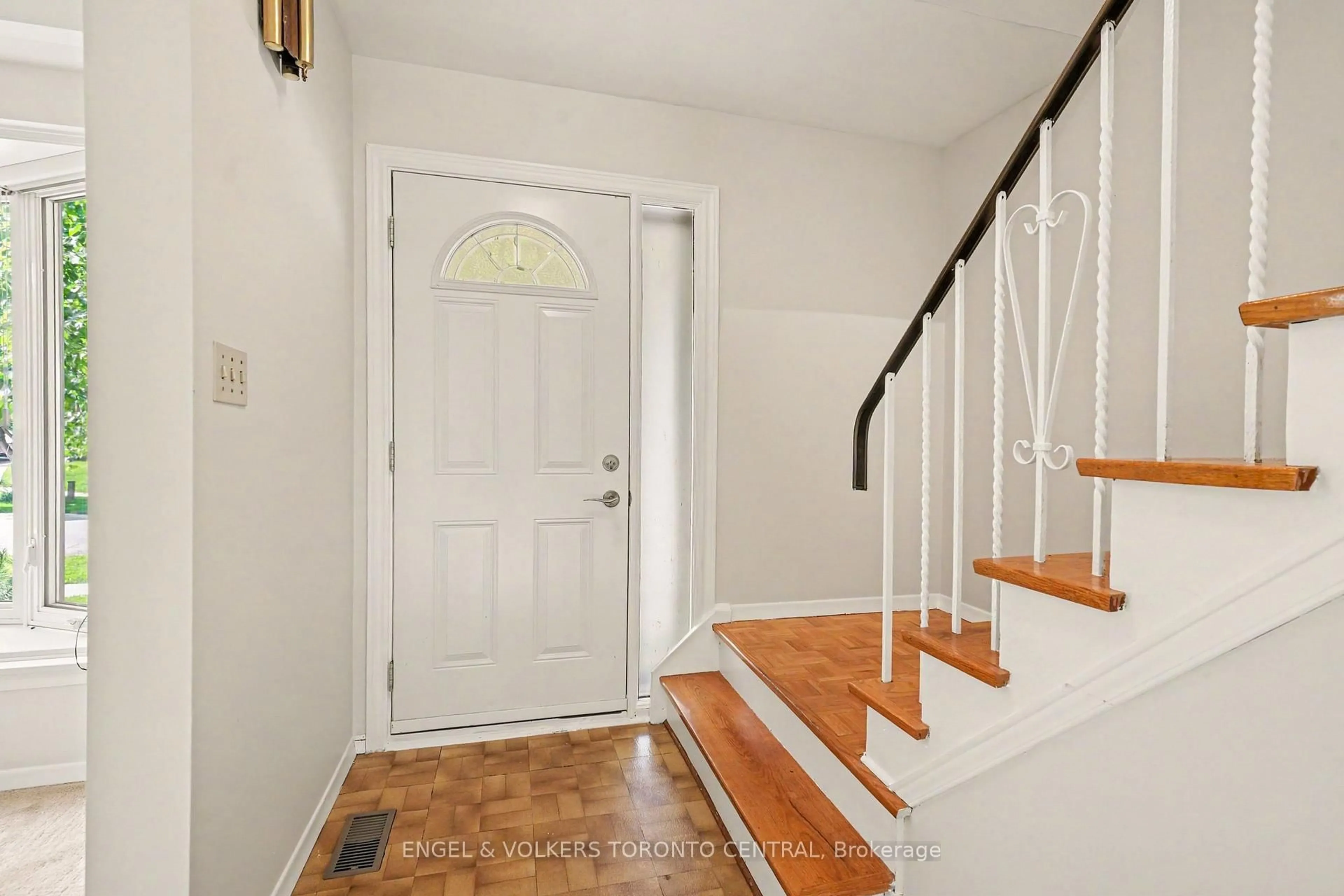 Indoor entryway for 45 Edilou Dr, Toronto Ontario M8W 4B4