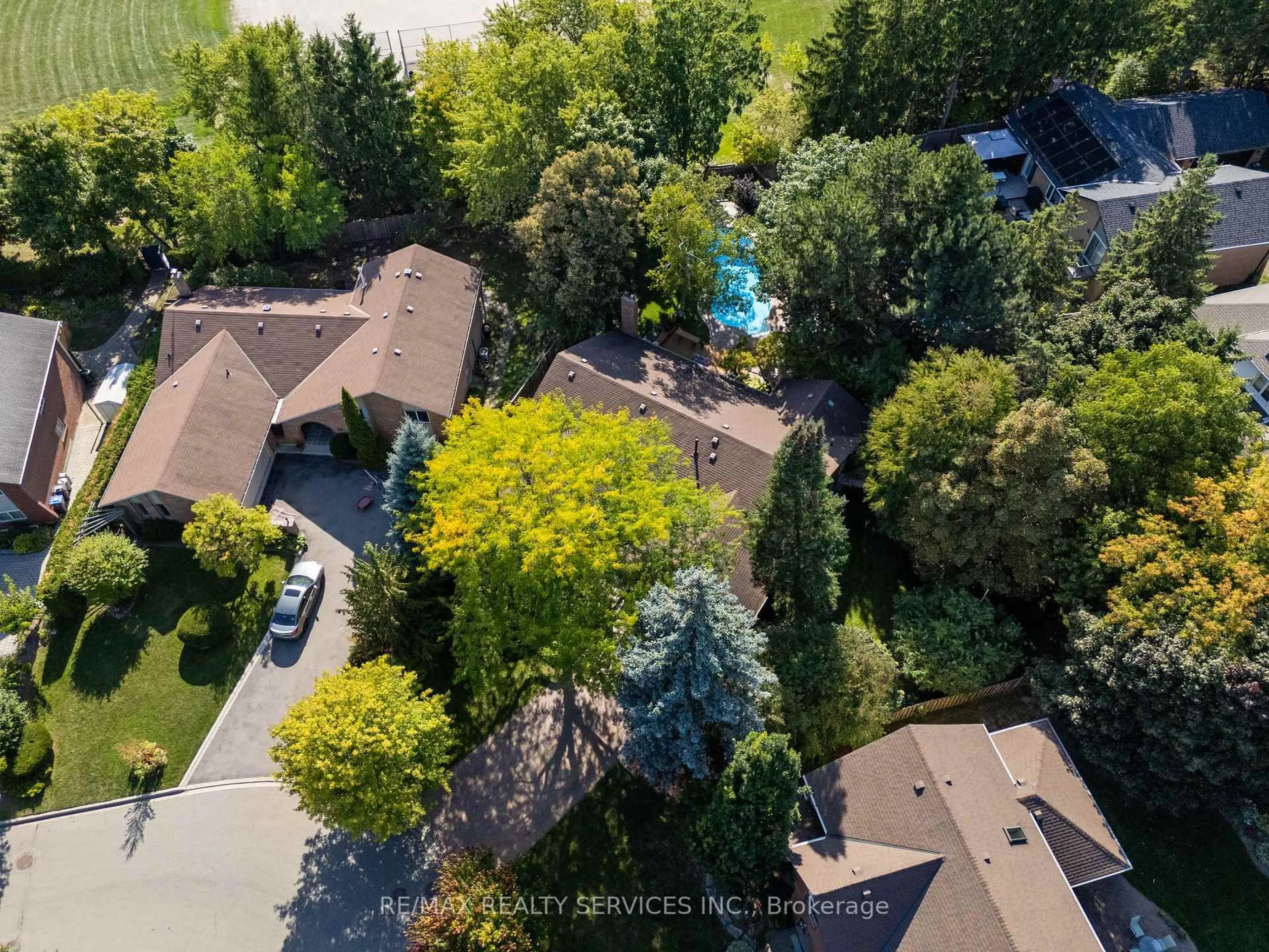 A pic from outside/outdoor area/front of a property/back of a property/a pic from drone, forest/trees view for 22 Oldham Cres, Brampton Ontario L6Z 1W3