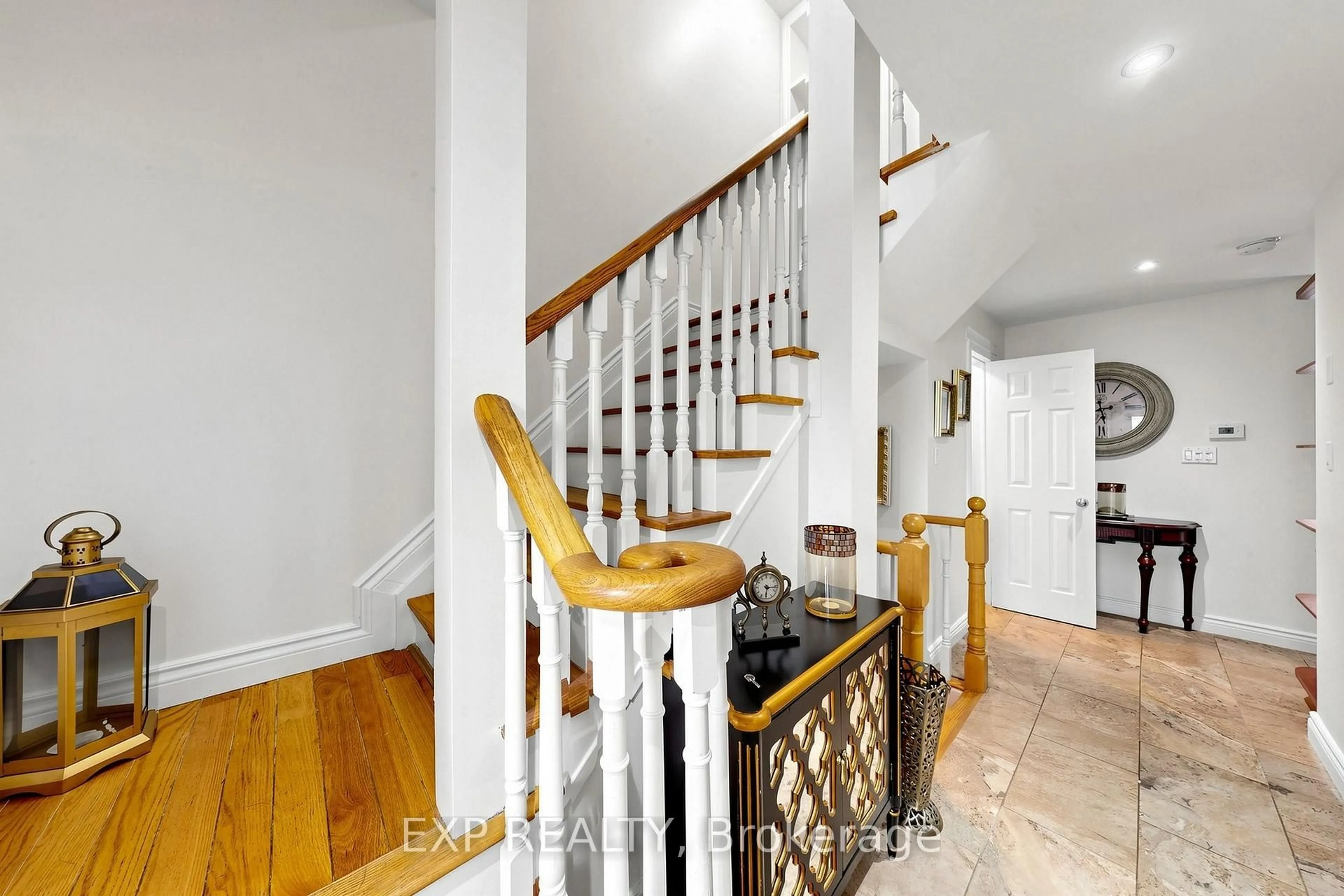 Indoor foyer for 455 Apache Crt #35, Mississauga Ontario L4Z 3W8