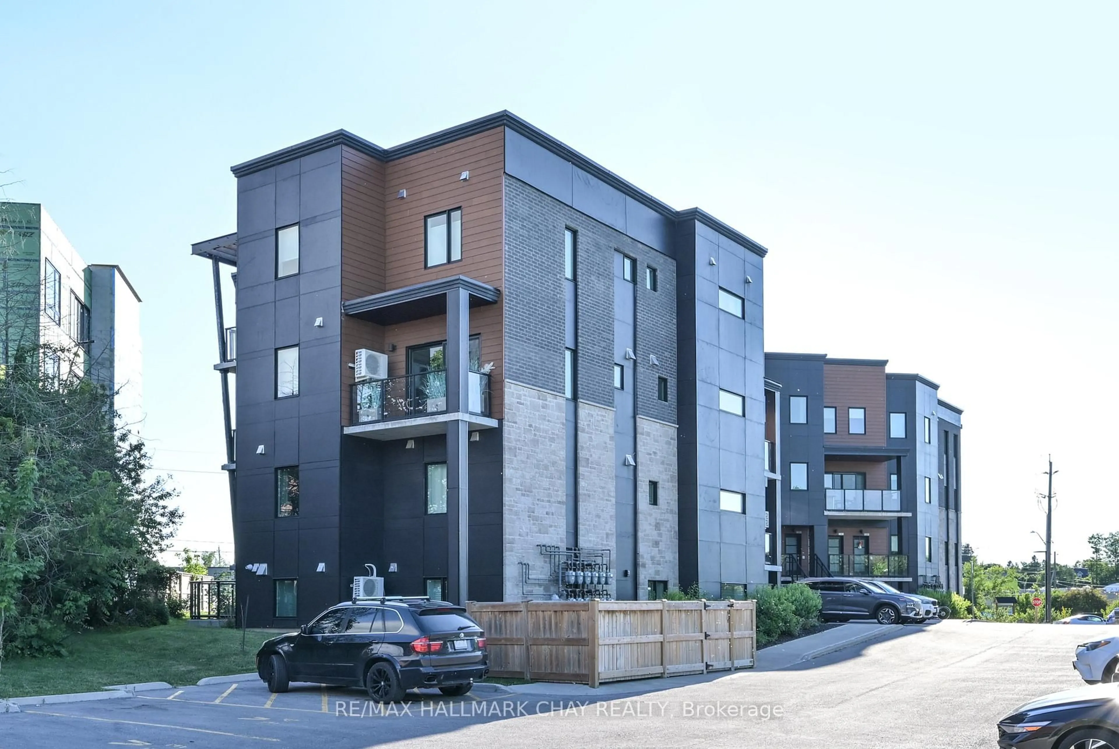 A pic from outside/outdoor area/front of a property/back of a property/a pic from drone, building for 17 Centre St #312, Orangeville Ontario L9W 2W9