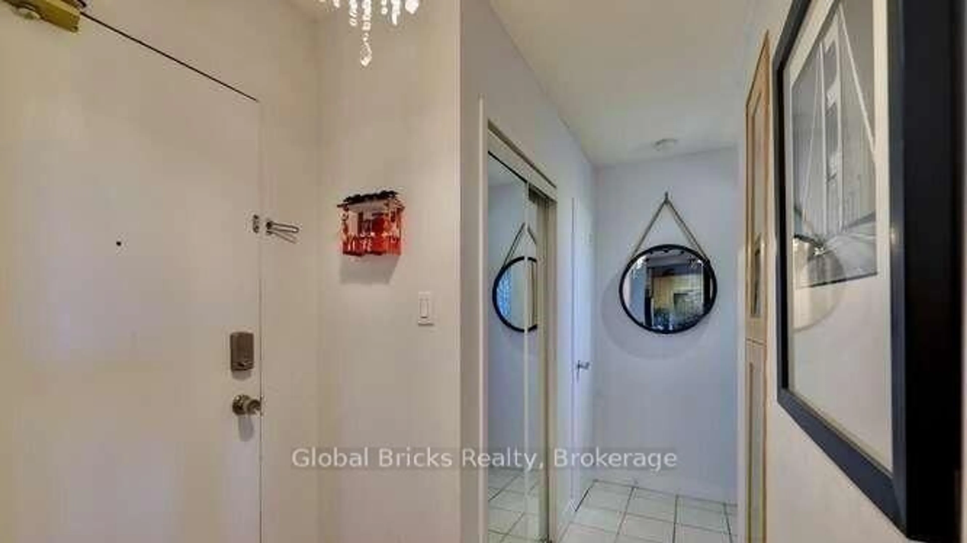 Indoor entryway for 49 Queen St #501, Mississauga Ontario L5G 4N6