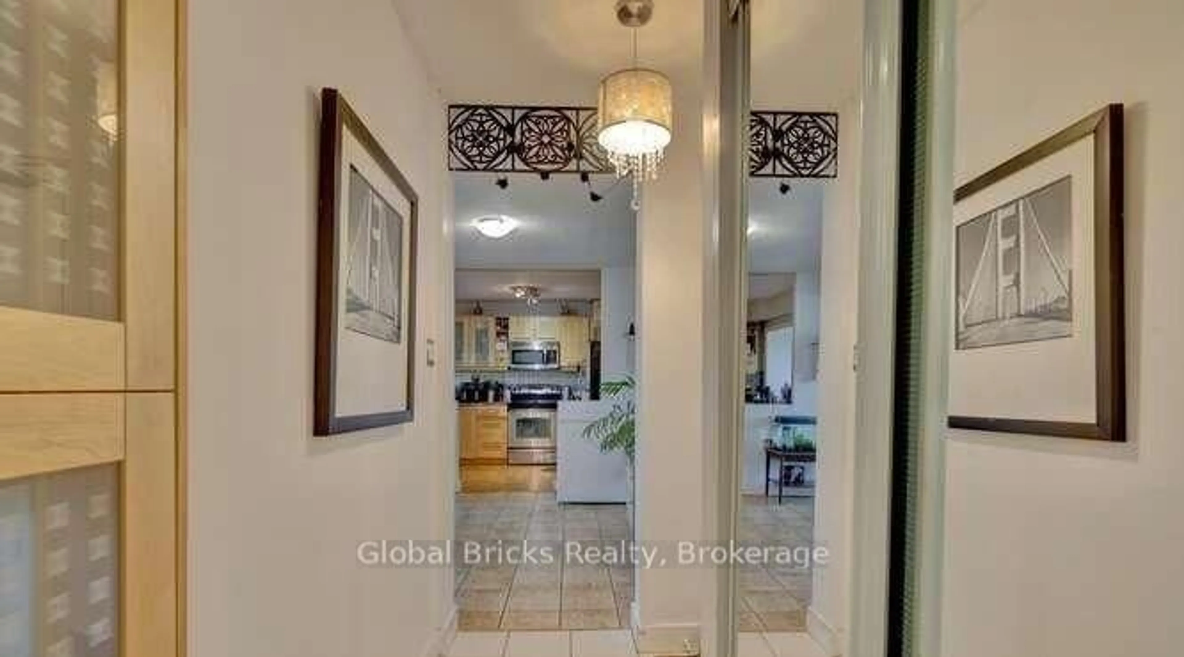 Indoor entryway for 49 Queen St #501, Mississauga Ontario L5G 4N6