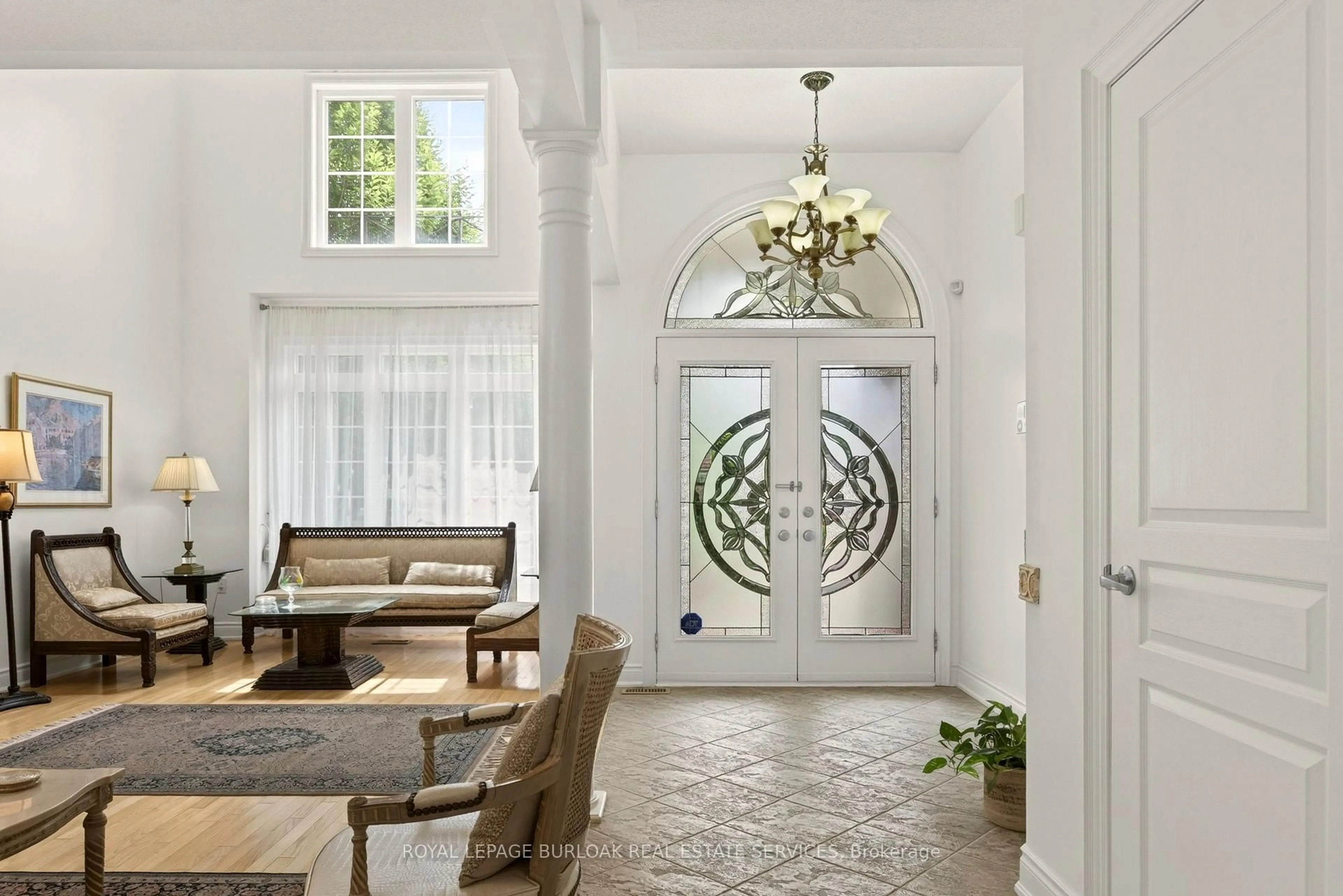 Indoor entryway for 215 Burloak Dr, Oakville Ontario L6L 6T6