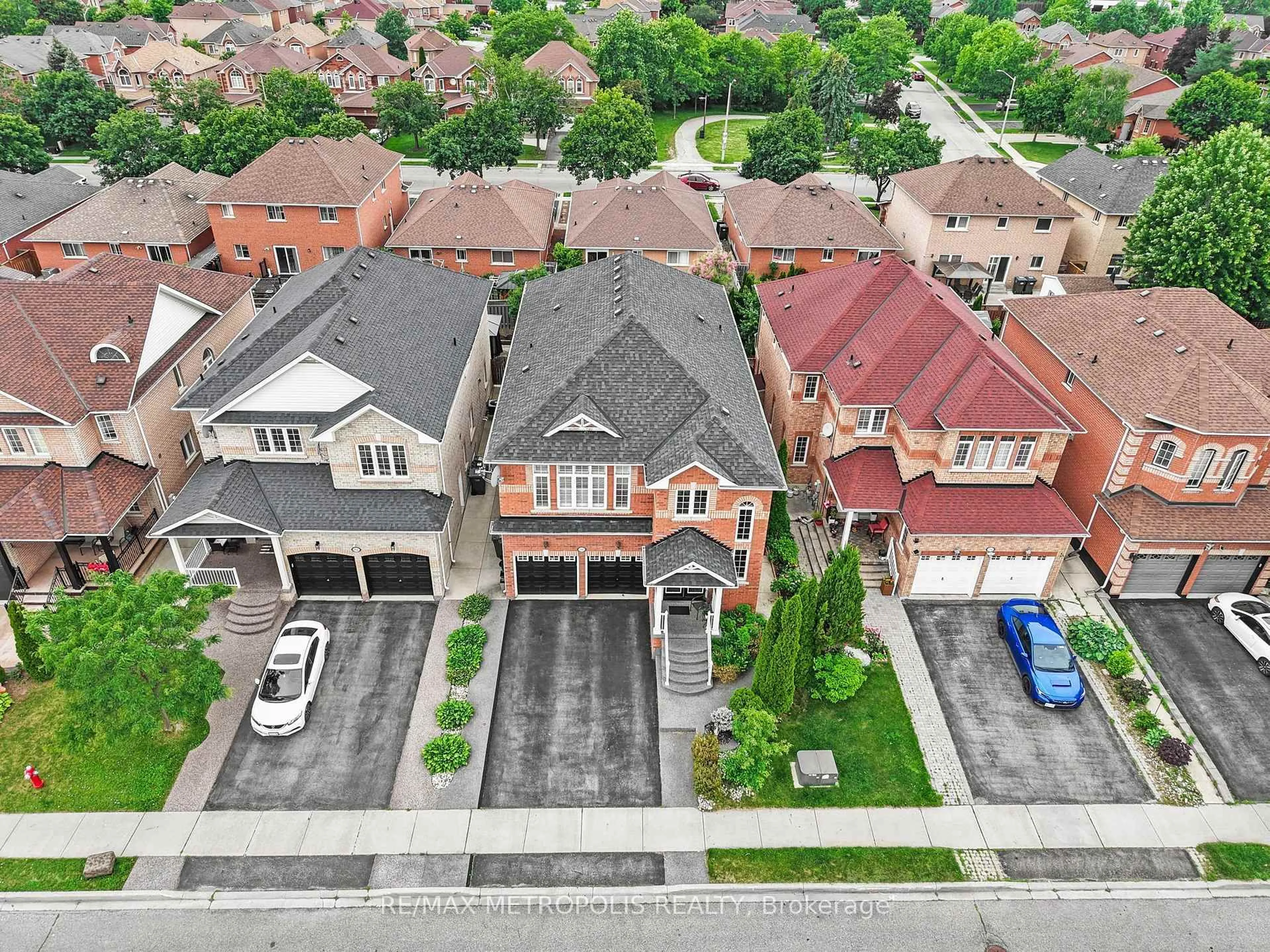 A pic from outside/outdoor area/front of a property/back of a property/a pic from drone, street for 80 Ryegrass Cres, Brampton Ontario L7A 3J9