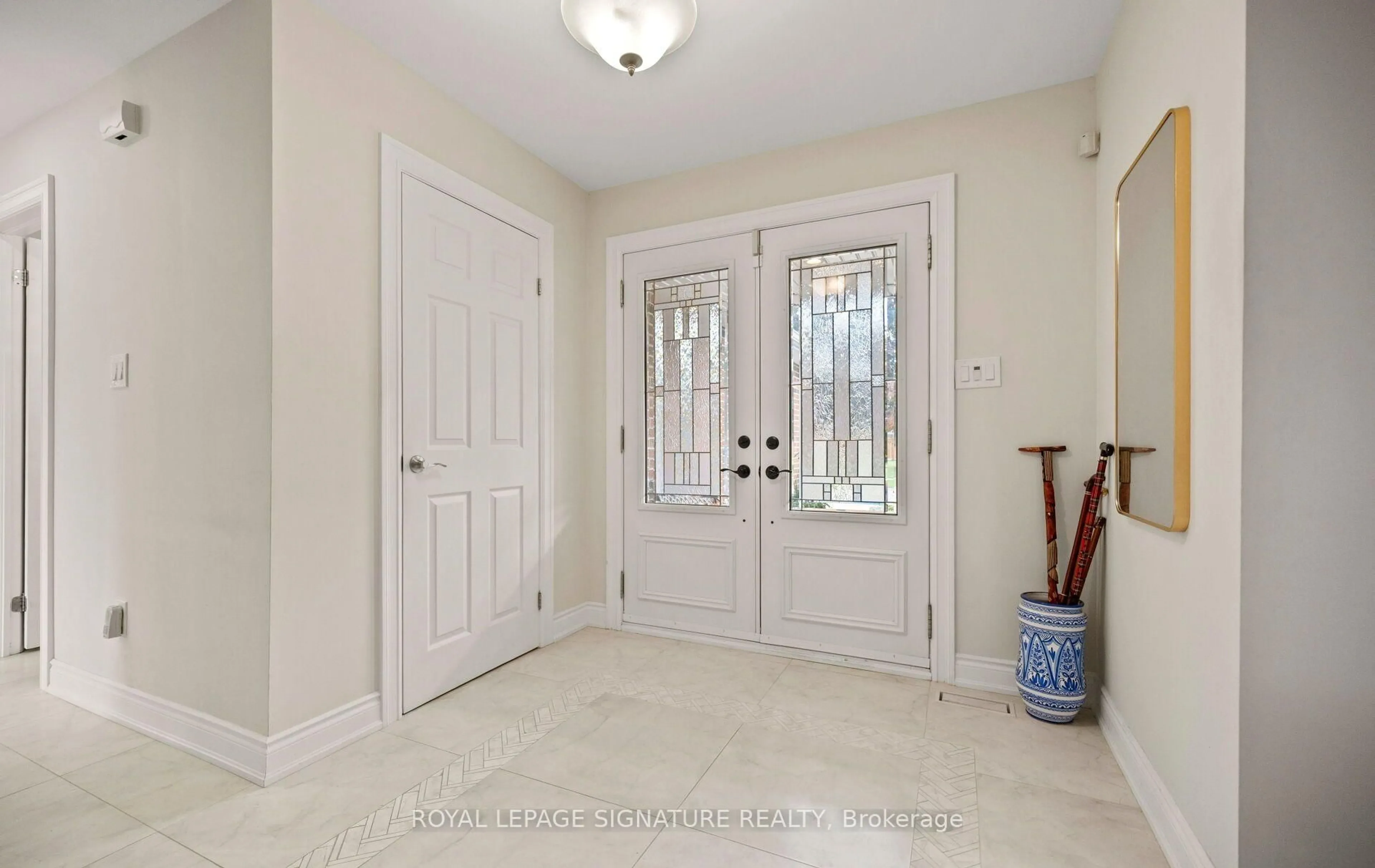 Indoor entryway for 1892 Beechknoll Ave, Mississauga Ontario L4W 2G3