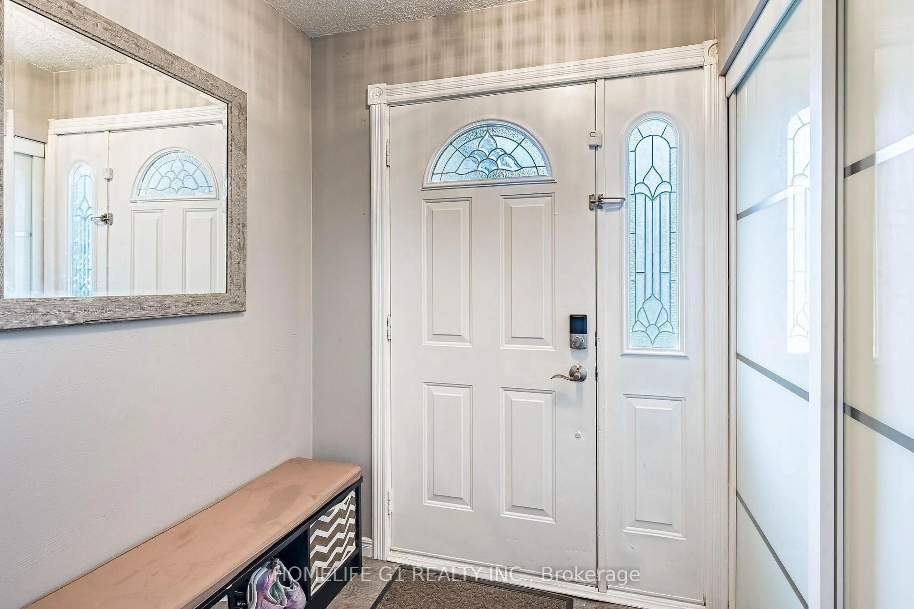 Indoor entryway for 48 Thatcher Crt, Brampton Ontario L6Z 1C8