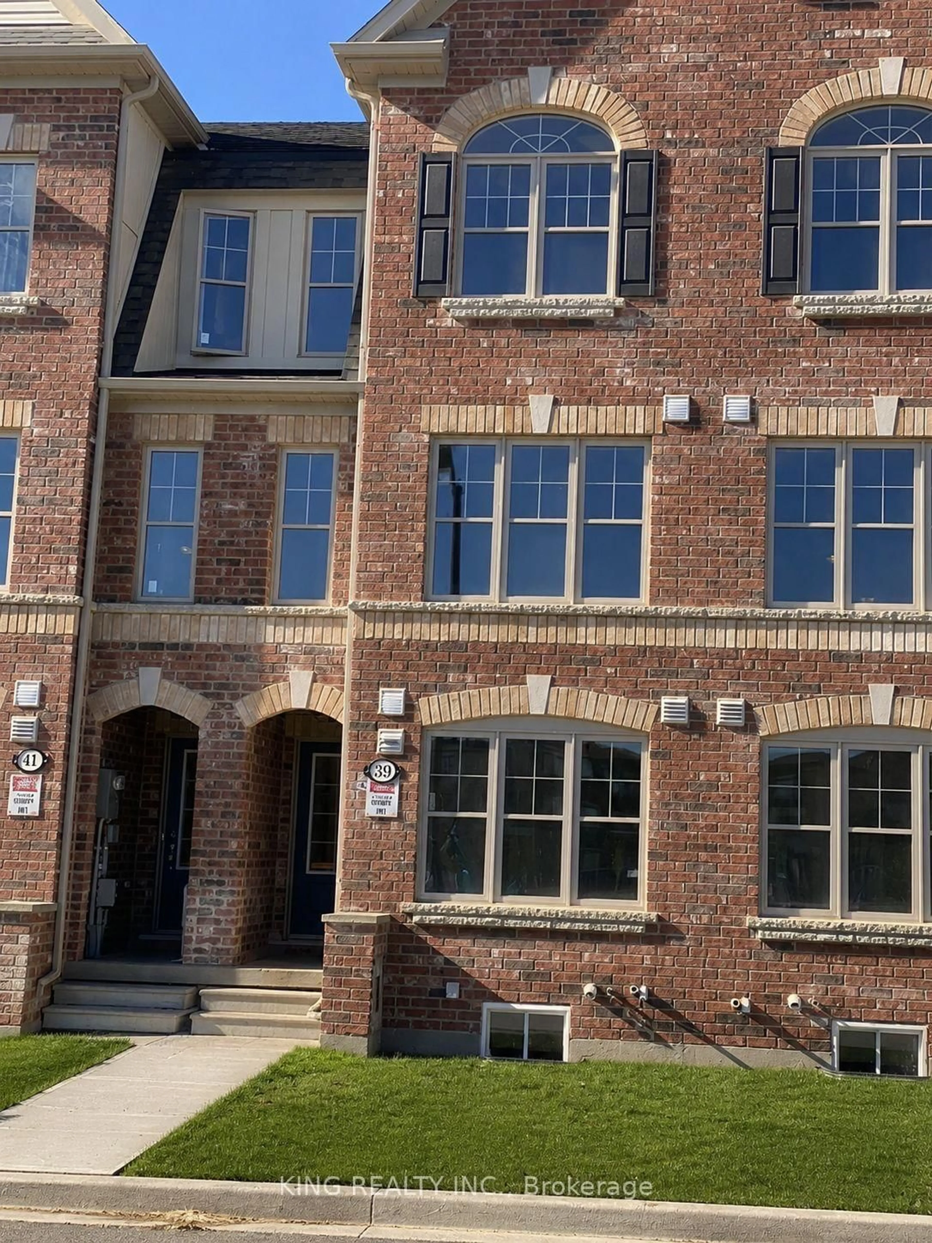 Home with brick exterior material, building for 39 Finegan Circ, Brampton Ontario L7A 4Z7