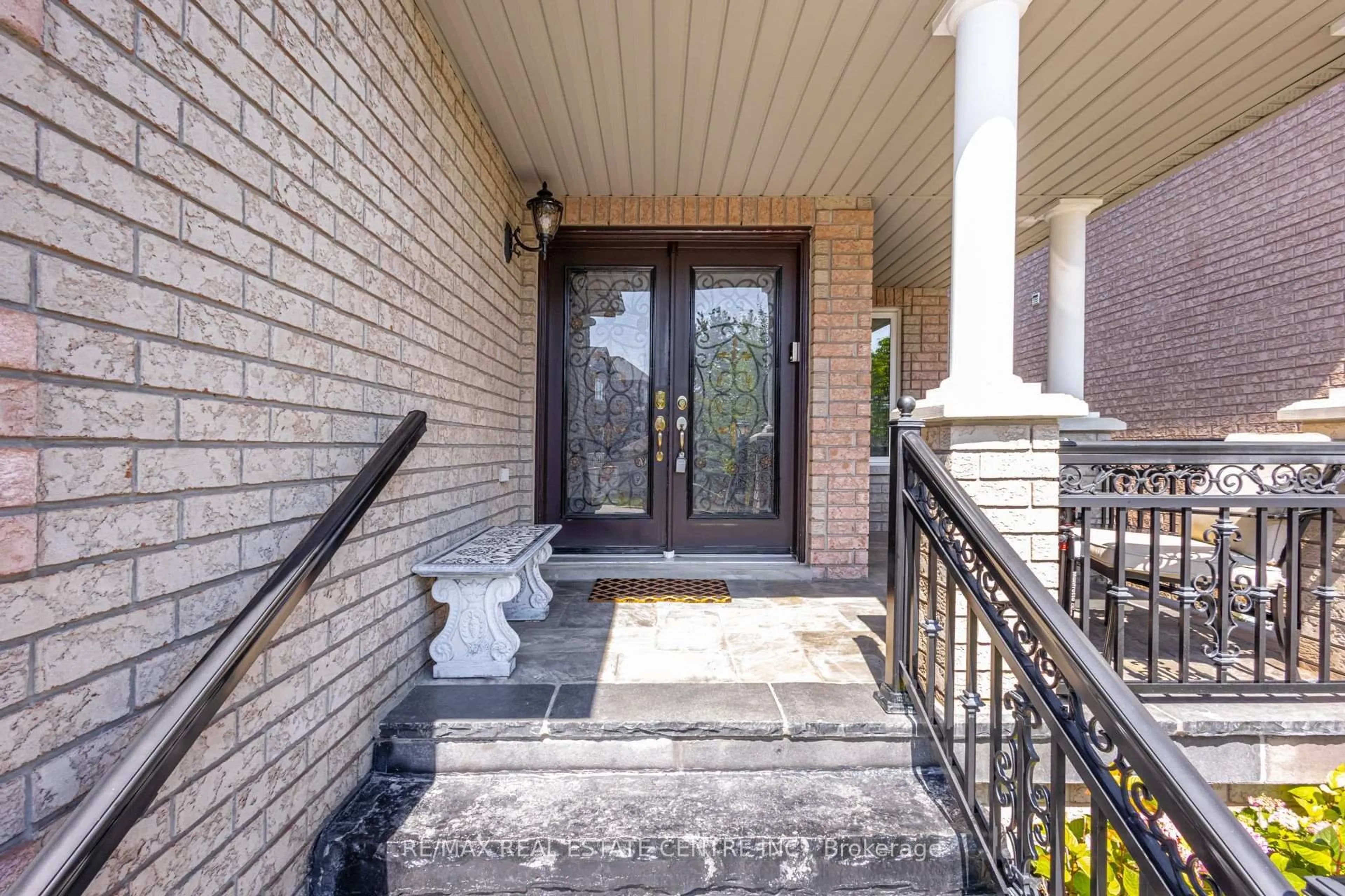 Indoor entryway for 5588 Doctor Peddle Cres, Mississauga Ontario L5M 0K6