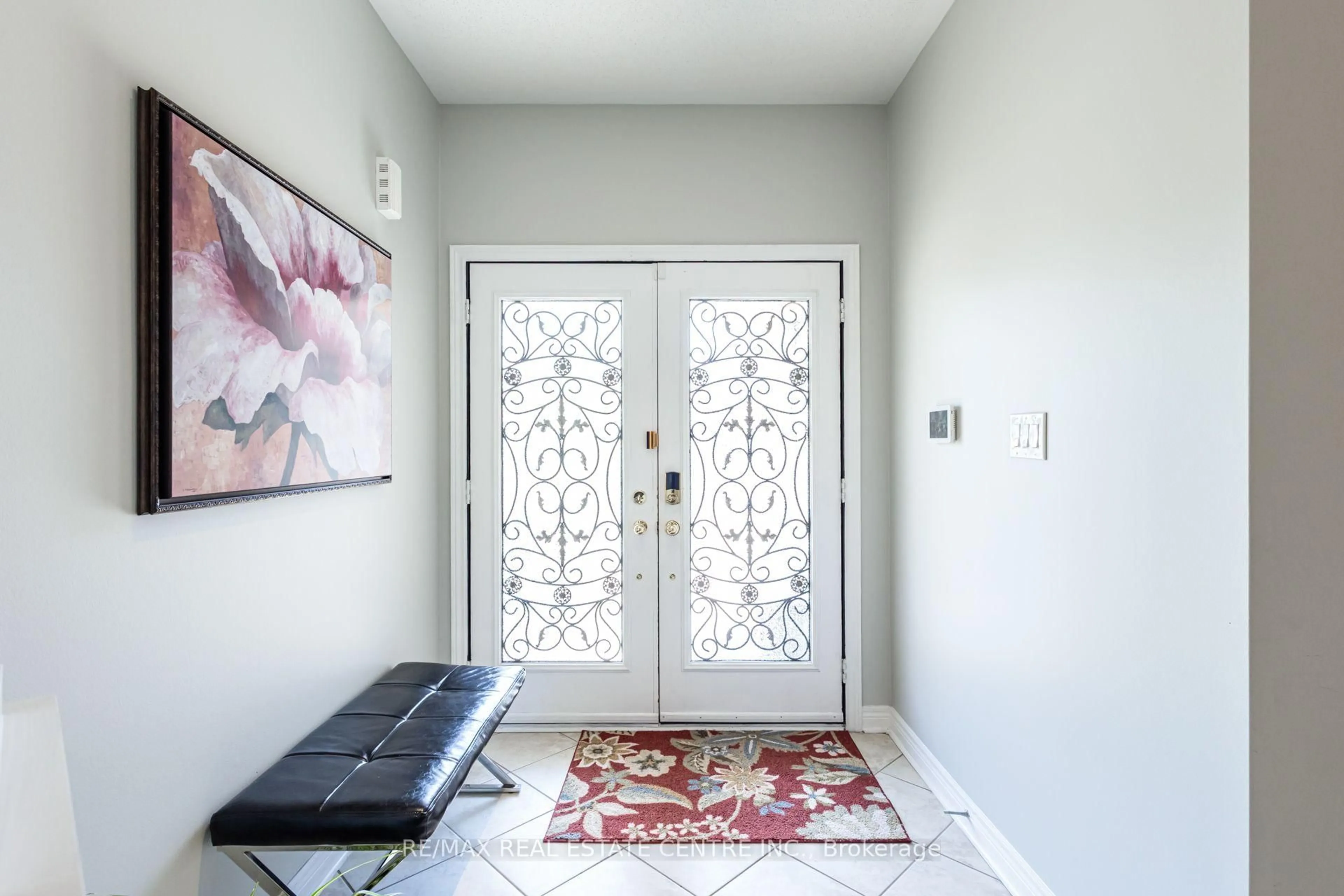 Indoor entryway for 5588 Doctor Peddle Cres, Mississauga Ontario L5M 0K6
