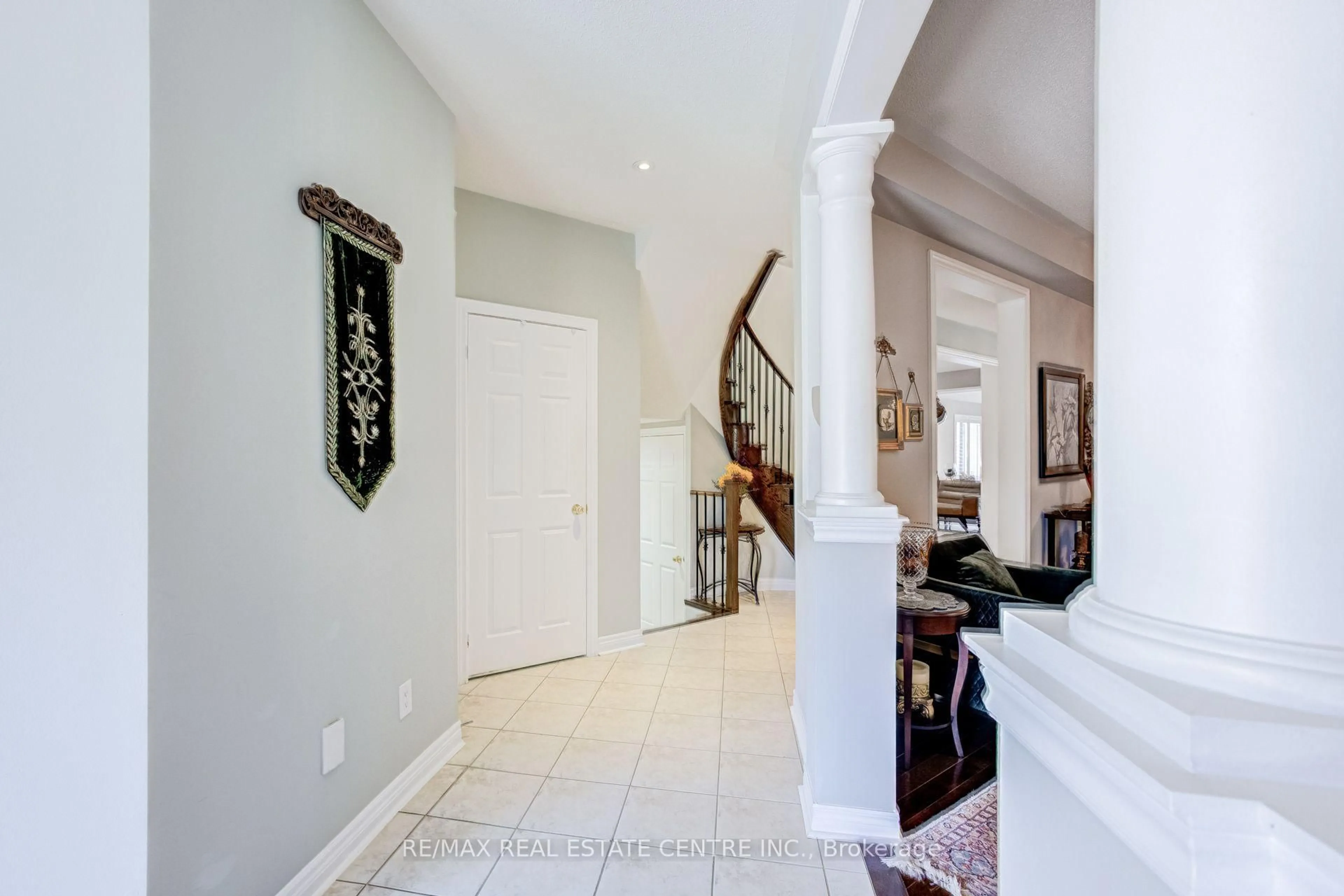 Indoor entryway for 5588 Doctor Peddle Cres, Mississauga Ontario L5M 0K6
