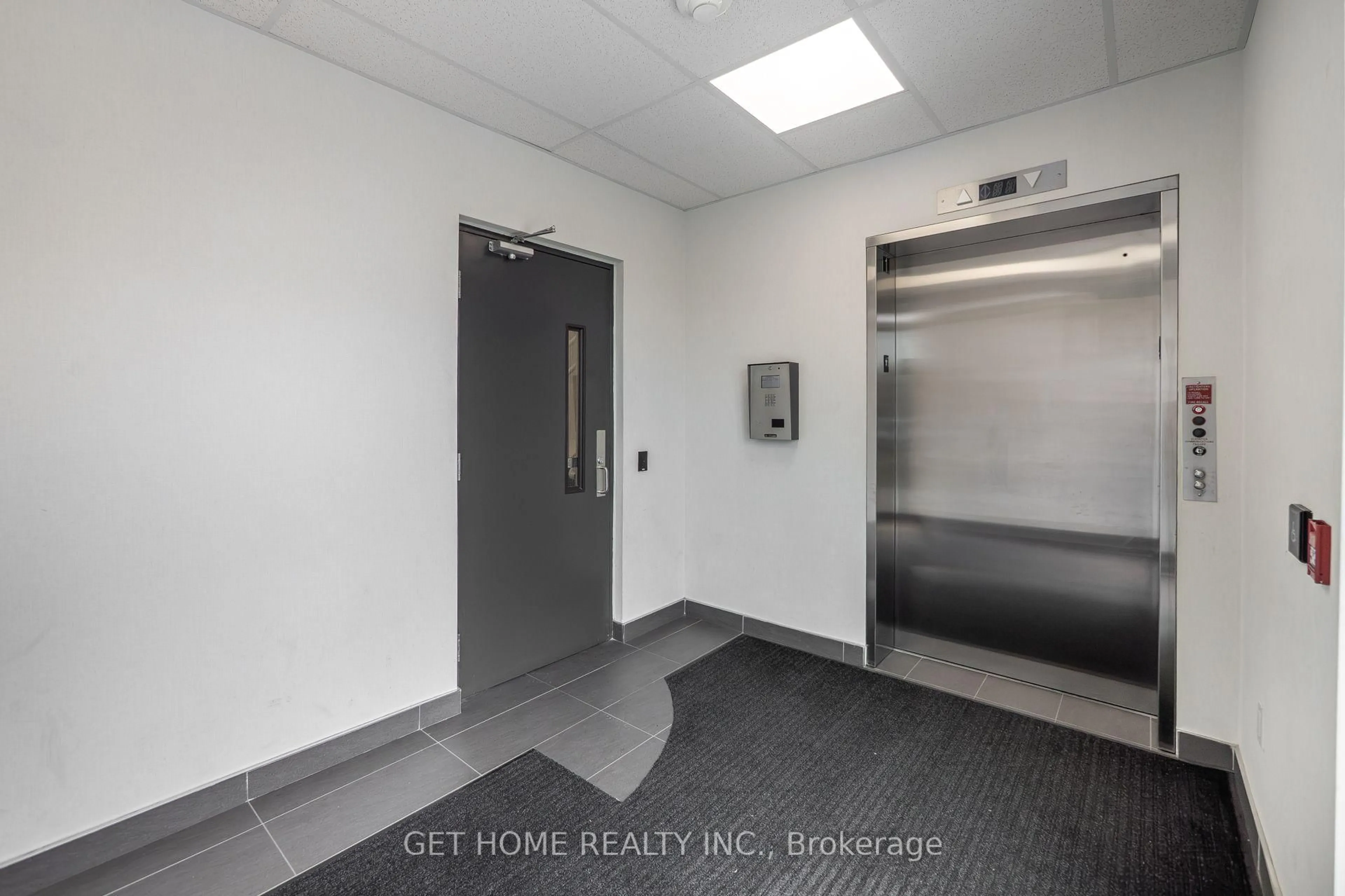 Indoor foyer for 3401 Ridgeway Dr #321, Mississauga Ontario L5L 0B9