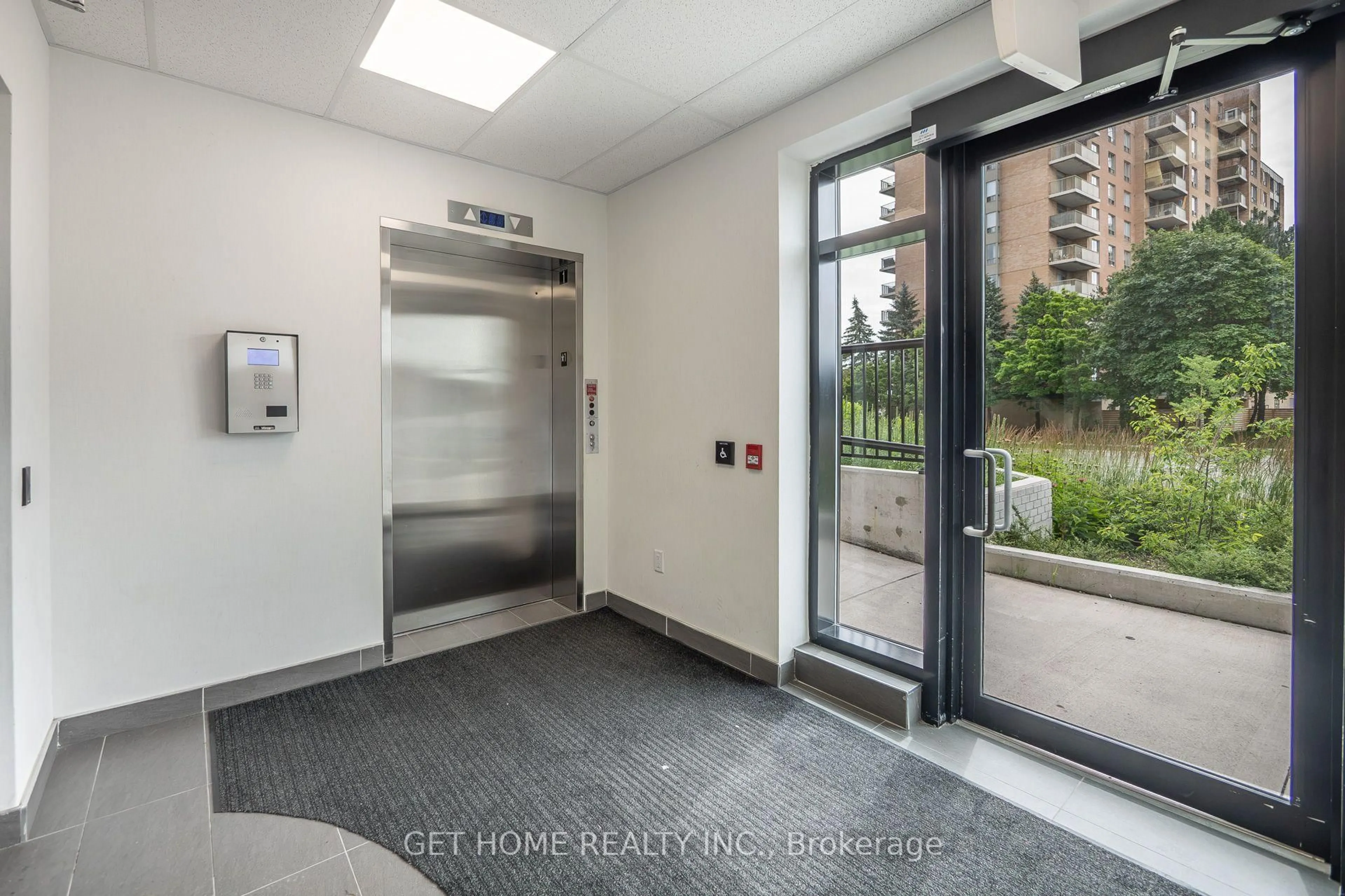 Indoor foyer for 3401 Ridgeway Dr #321, Mississauga Ontario L5L 0B9