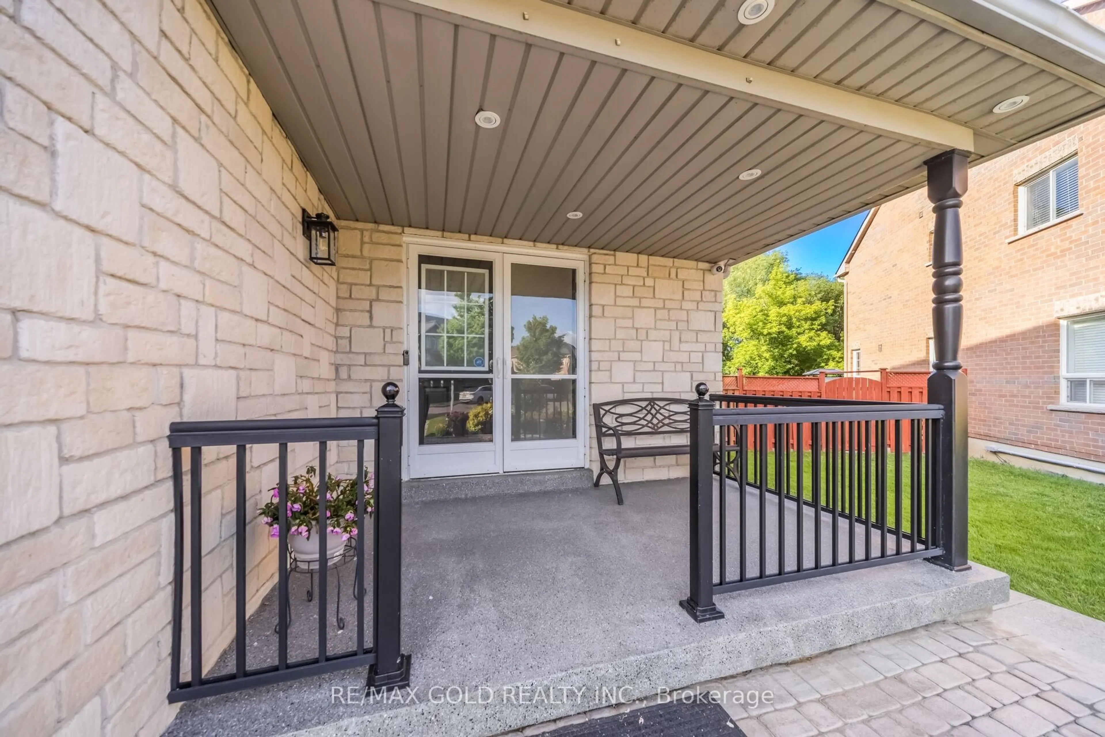 Indoor entryway for 74 Avalanche Cres, Brampton Ontario L6P 1L8