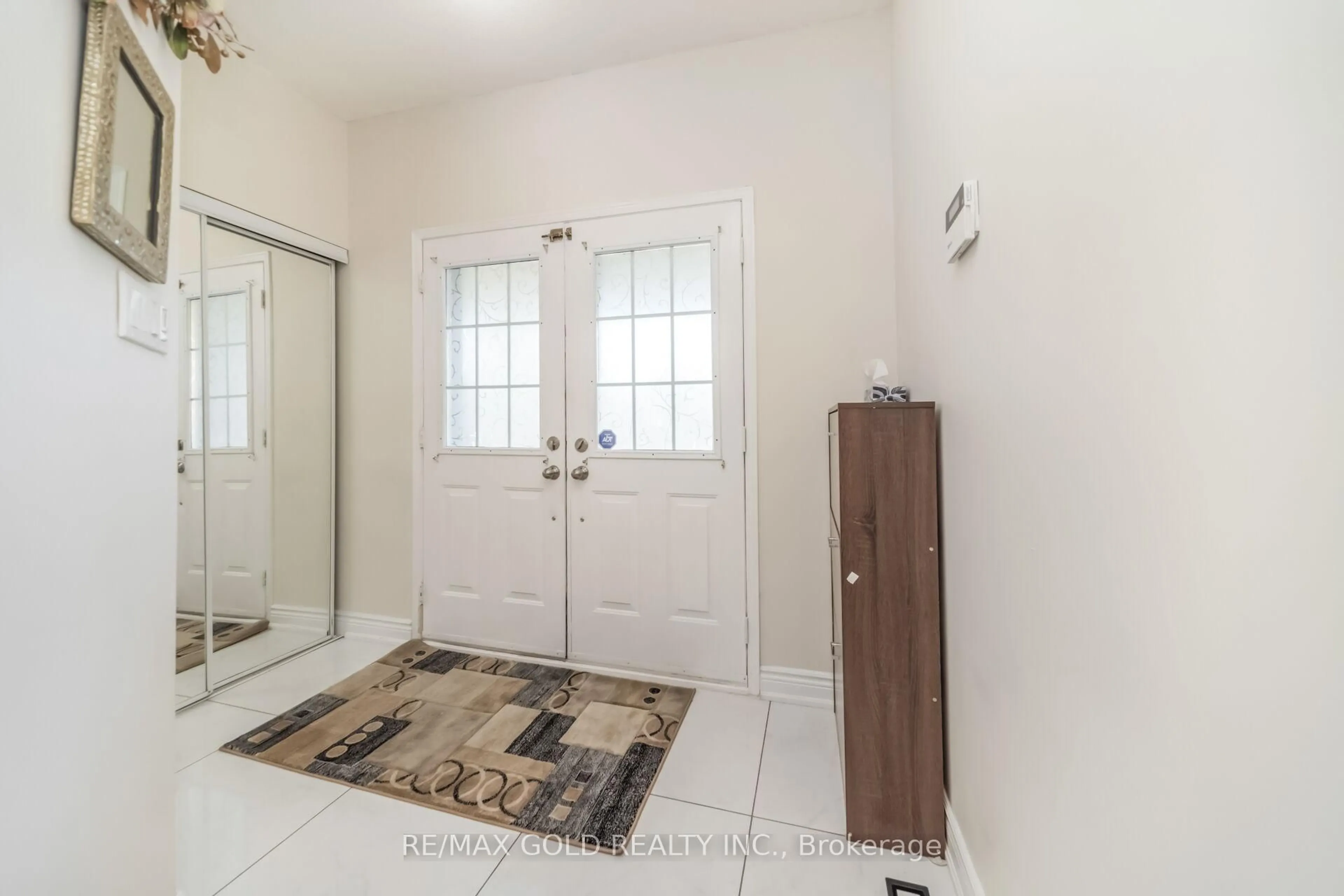 Indoor entryway for 74 Avalanche Cres, Brampton Ontario L6P 1L8