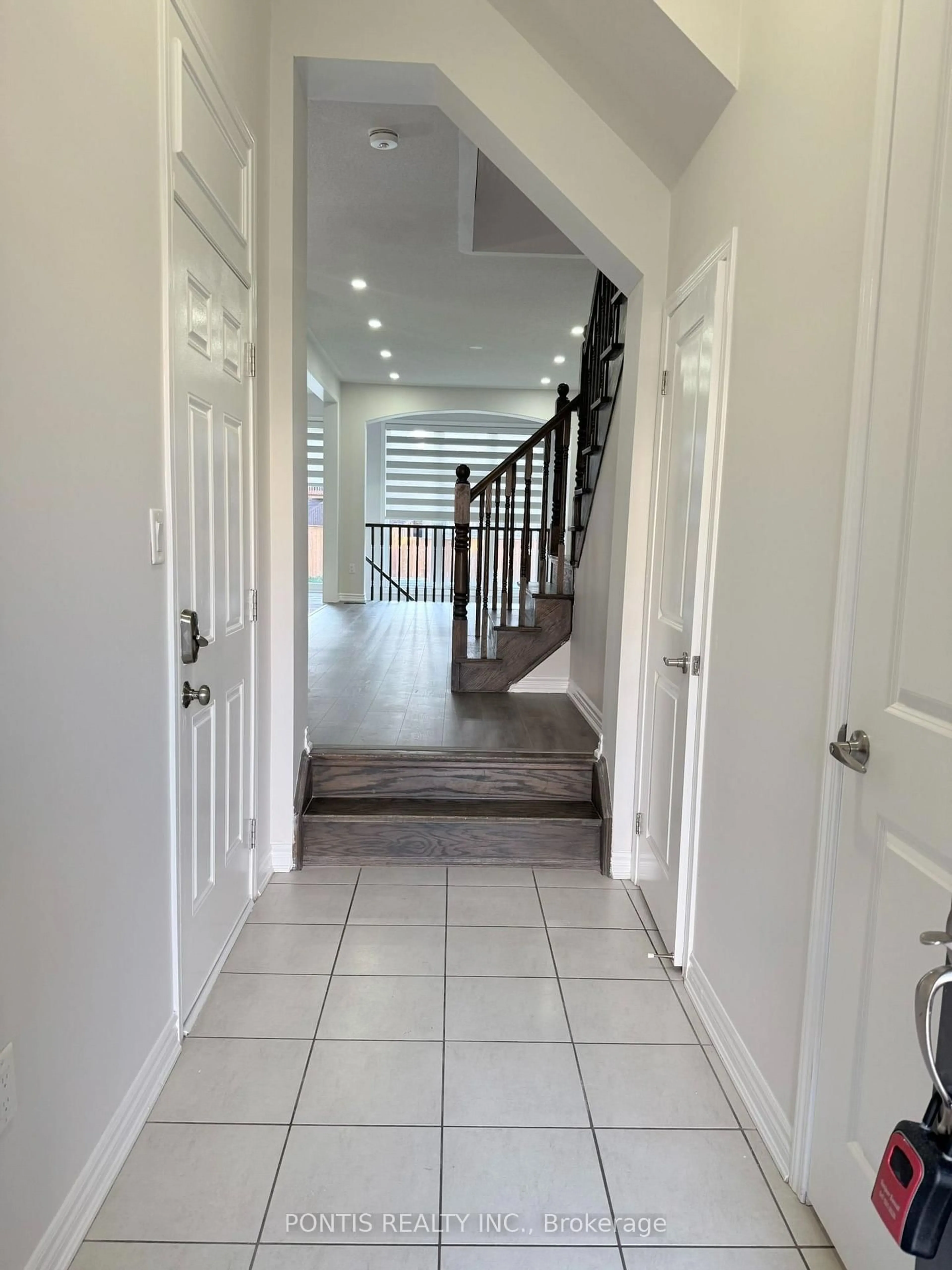 Indoor foyer for 47 Phyllis Dr, Caledon Ontario L7C 4E2