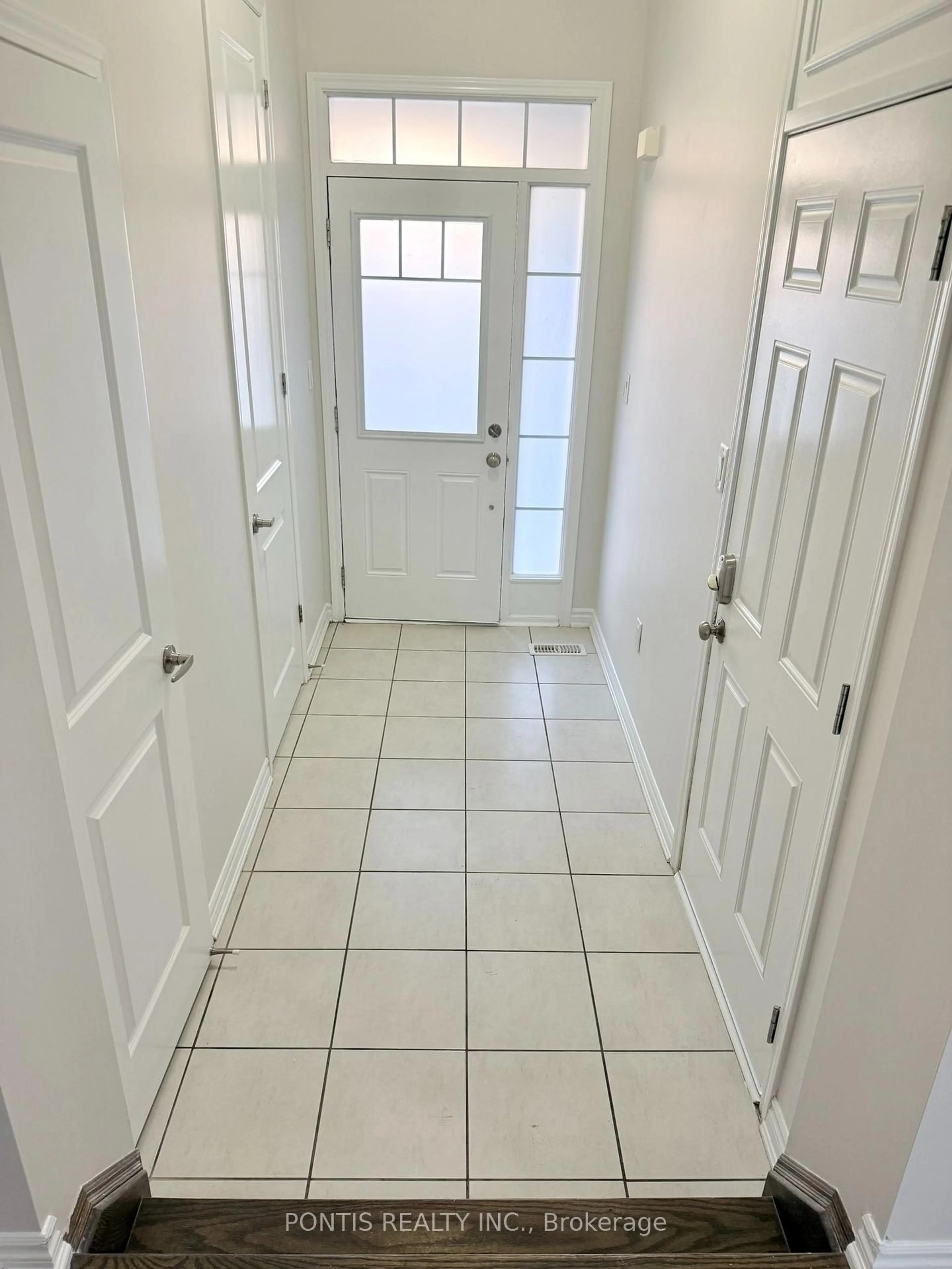 Indoor entryway for 47 Phyllis Dr, Caledon Ontario L7C 4E2