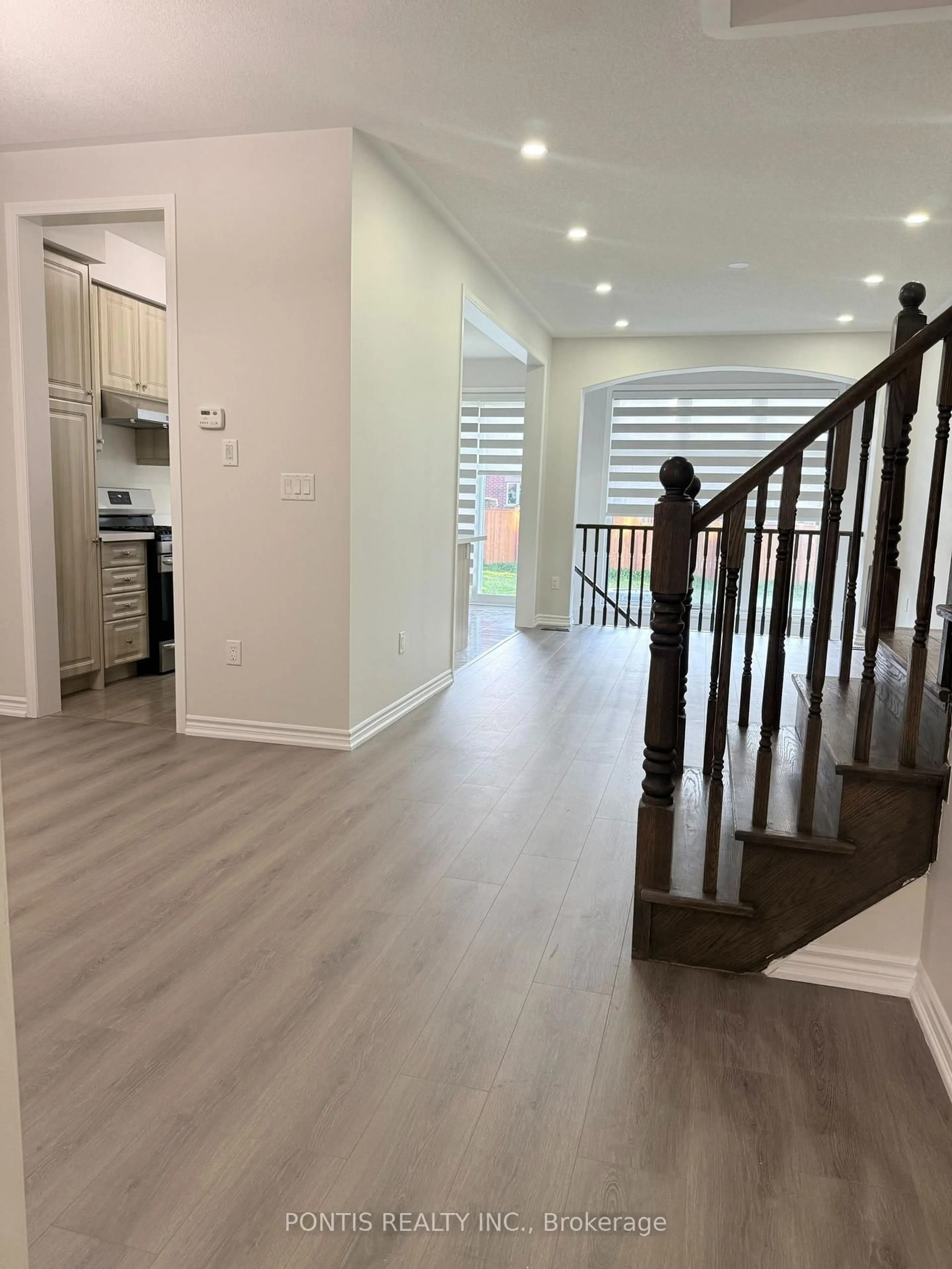 Indoor entryway for 47 Phyllis Dr, Caledon Ontario L7C 4E2