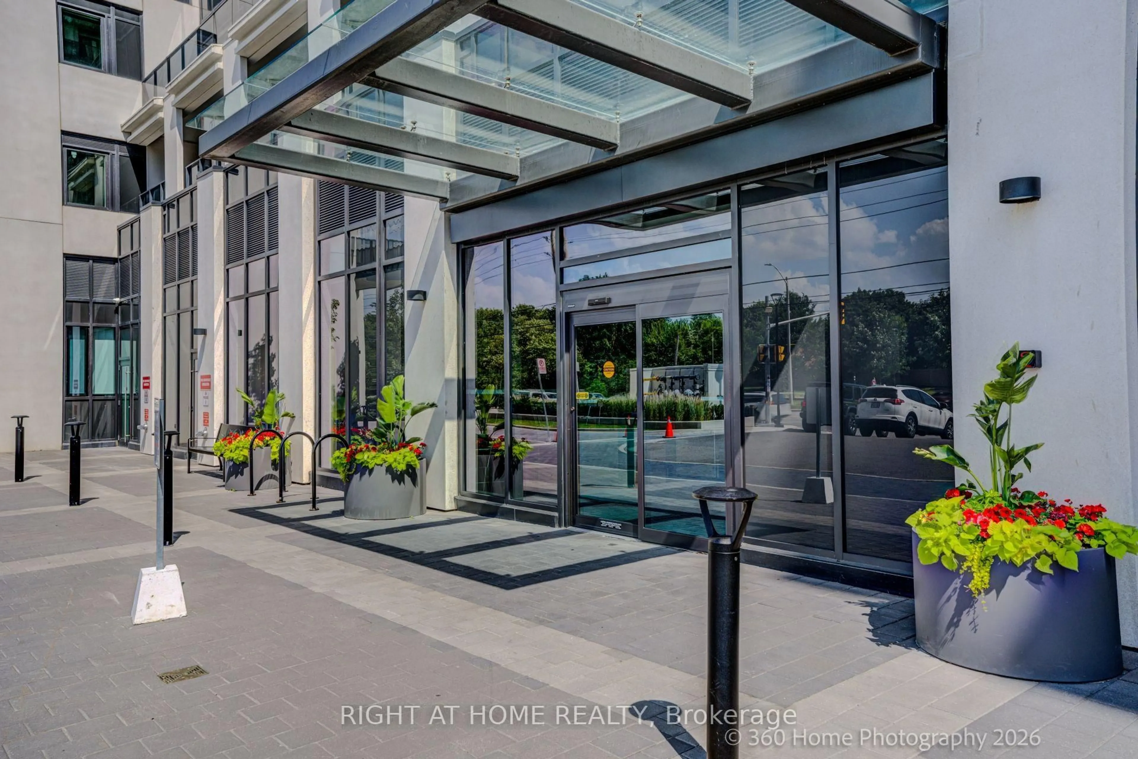 Indoor foyer for 202 Burnhamthorpe Rd #505, Mississauga Ontario L5A 0B2