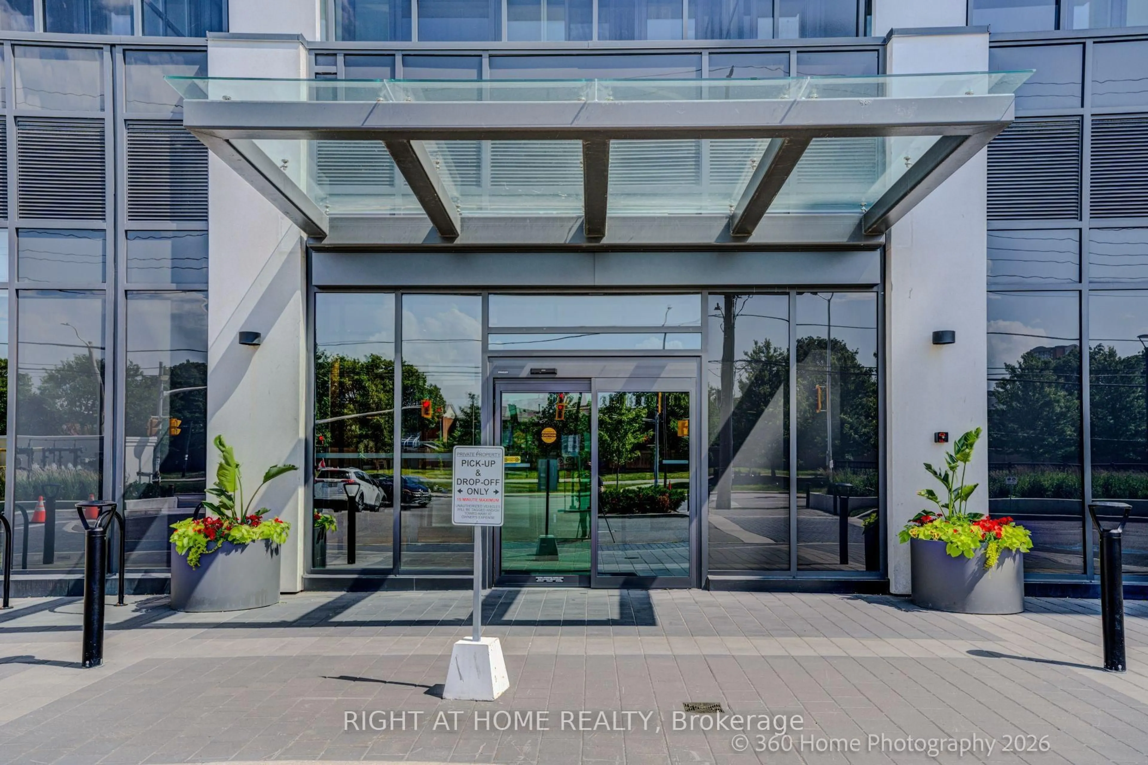 Indoor foyer for 202 Burnhamthorpe Rd #505, Mississauga Ontario L5A 0B2