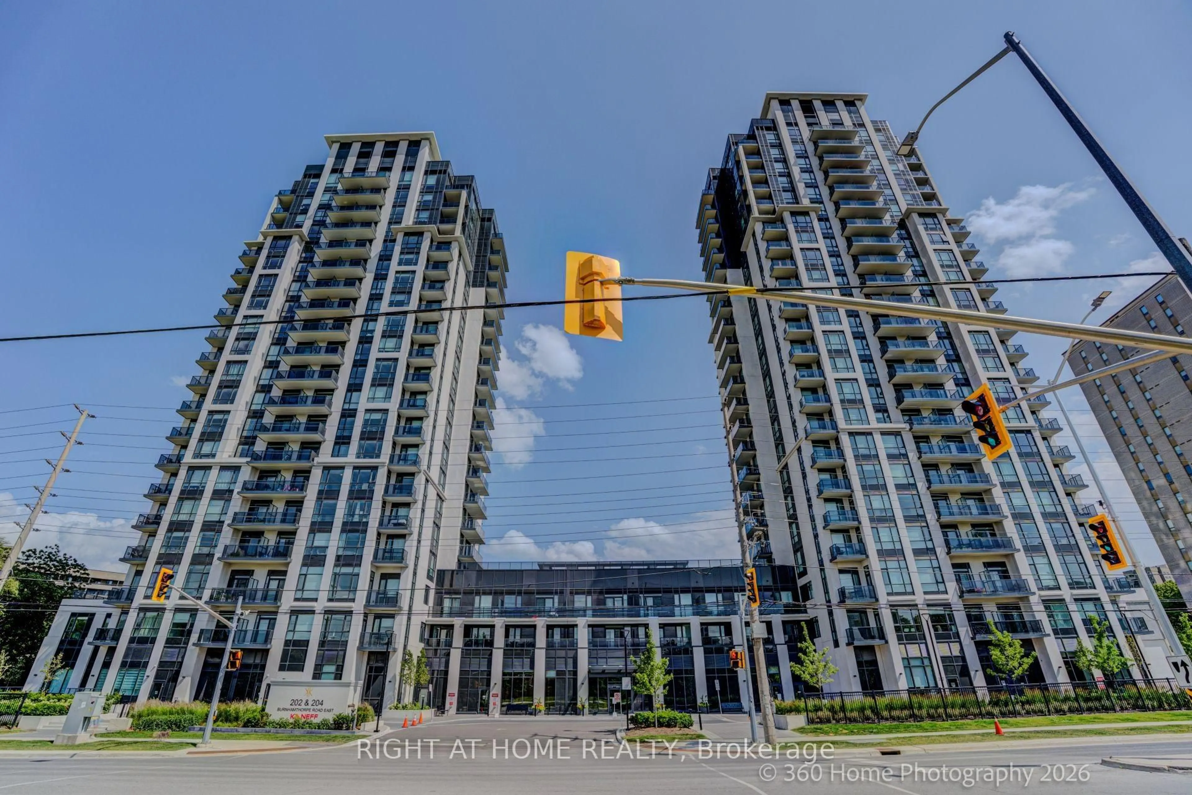 Indoor foyer for 202 Burnhamthorpe Rd #505, Mississauga Ontario L5A 0B2