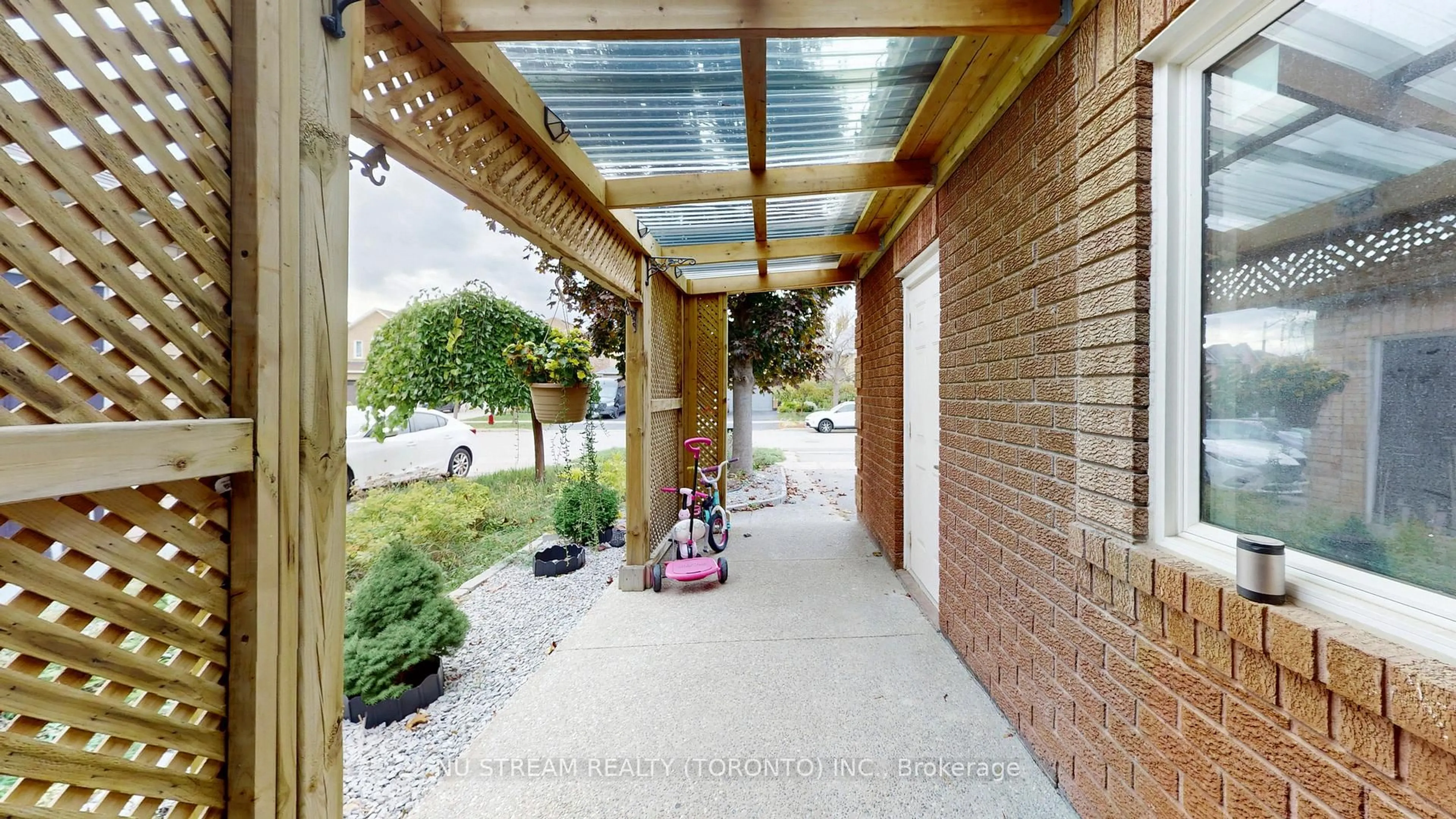 Indoor foyer for 3926 Hazelridge Rd, Mississauga Ontario L5N 6Z4