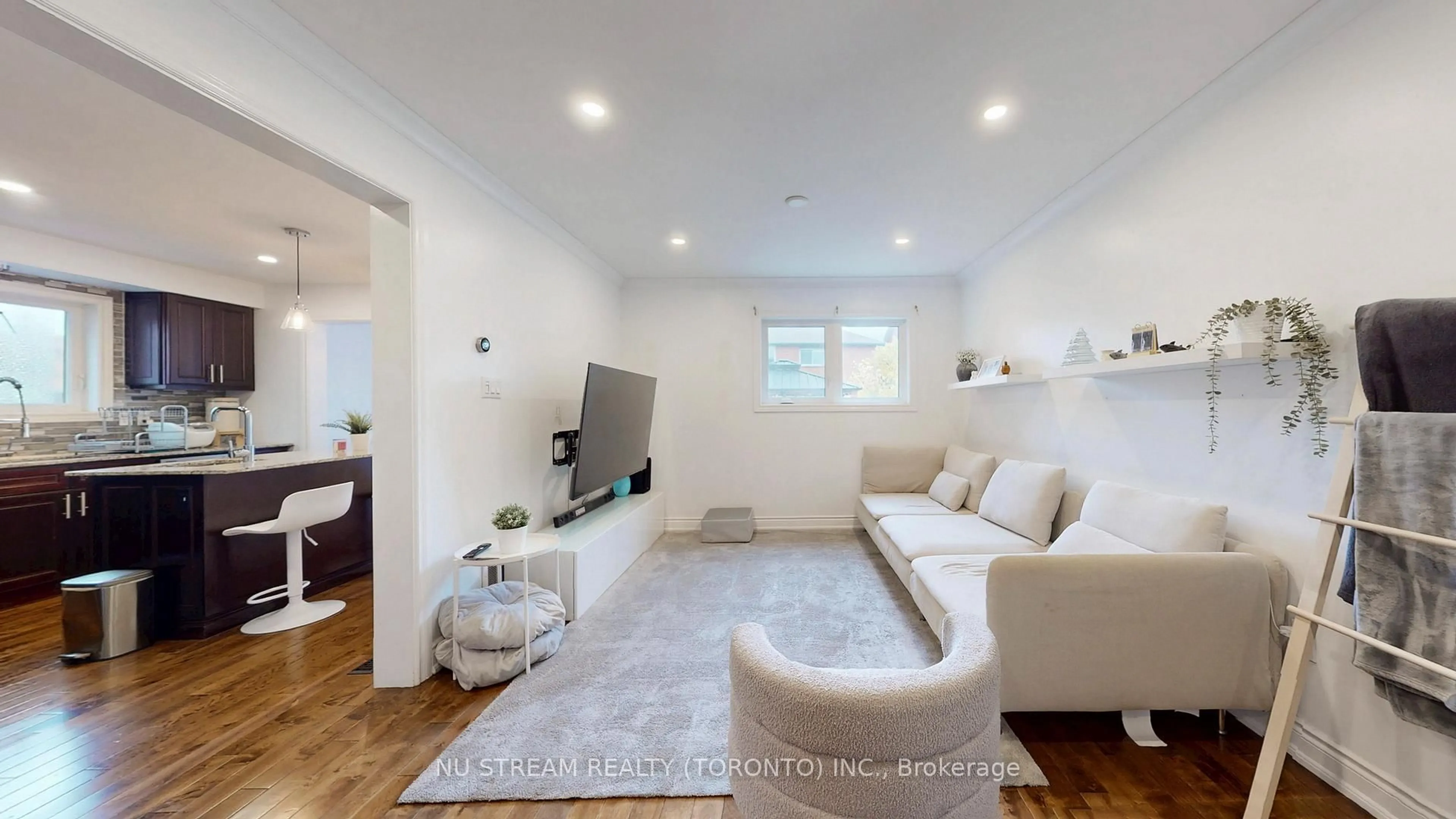 Living room with furniture, wood/laminate floor for 3926 Hazelridge Rd, Mississauga Ontario L5N 6Z4