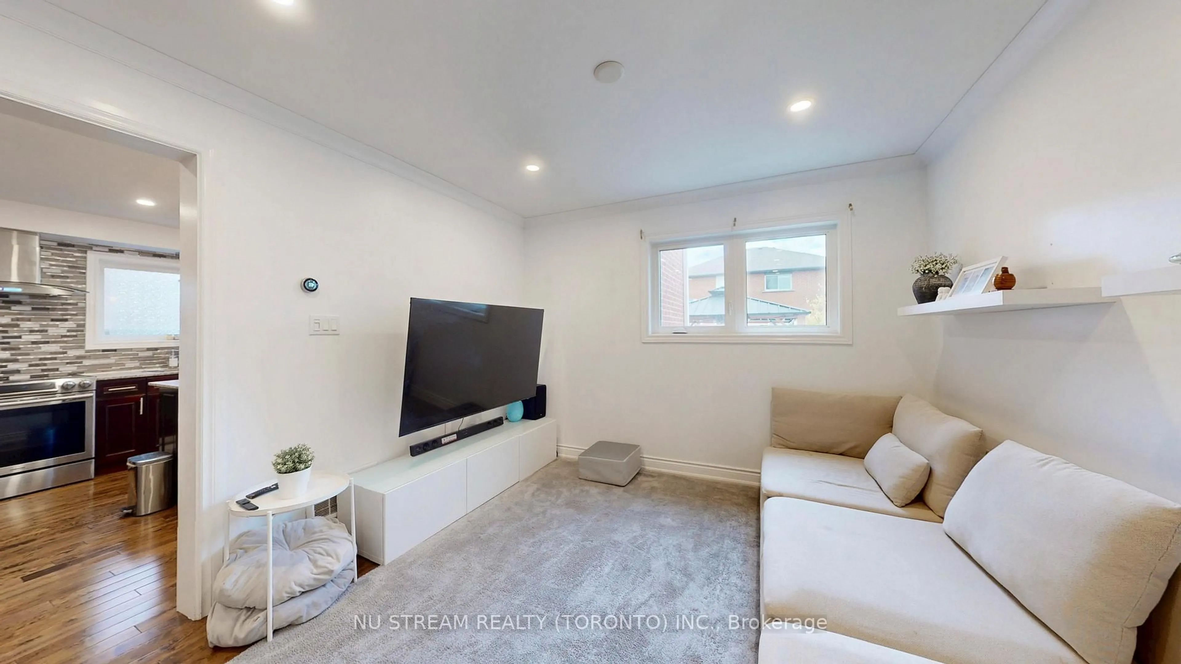 A pic of a room for 3926 Hazelridge Rd, Mississauga Ontario L5N 6Z4