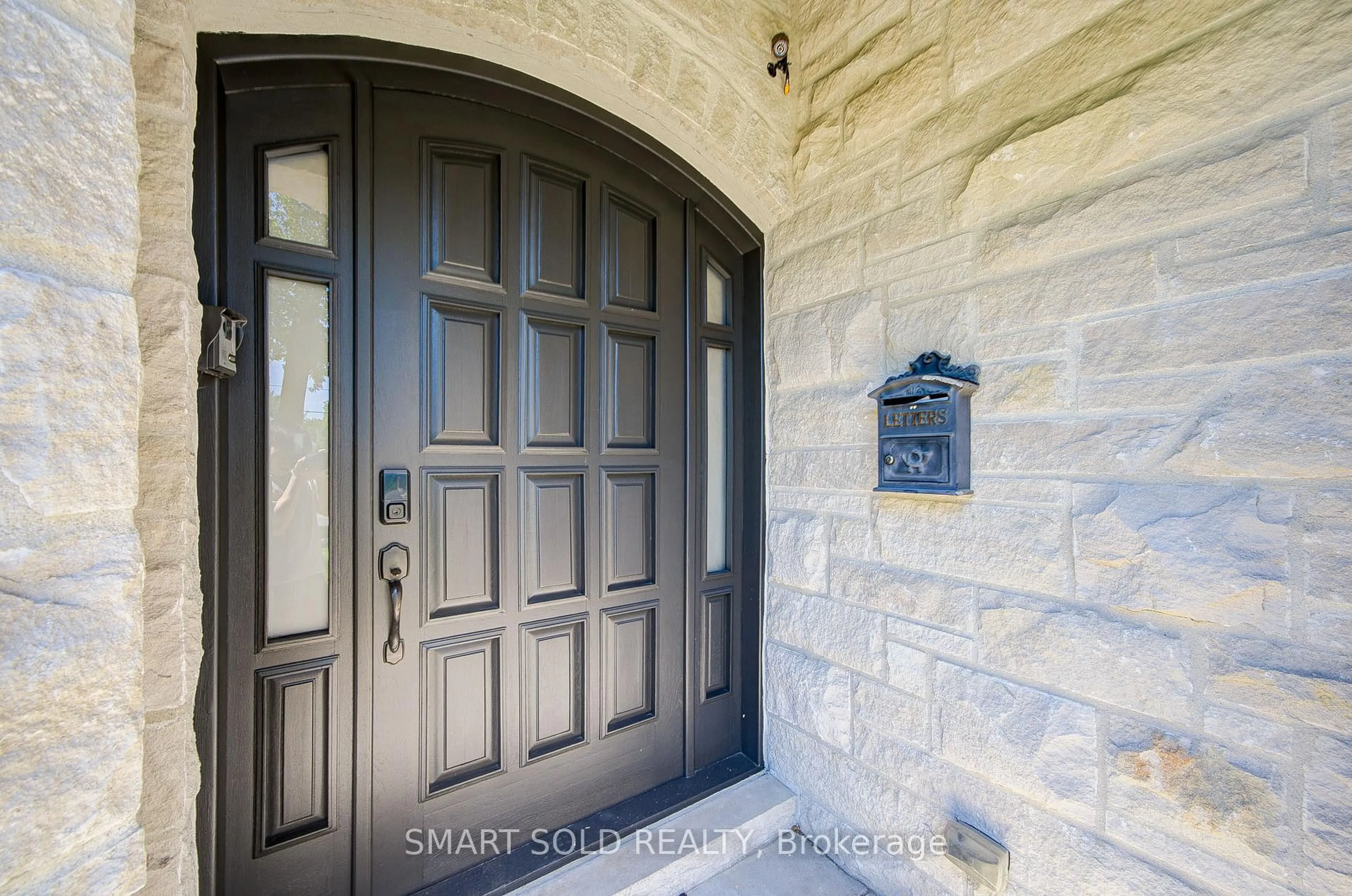 Indoor entryway for 201 Burnhamthorpe Rd, Toronto Ontario M9B 1Z2