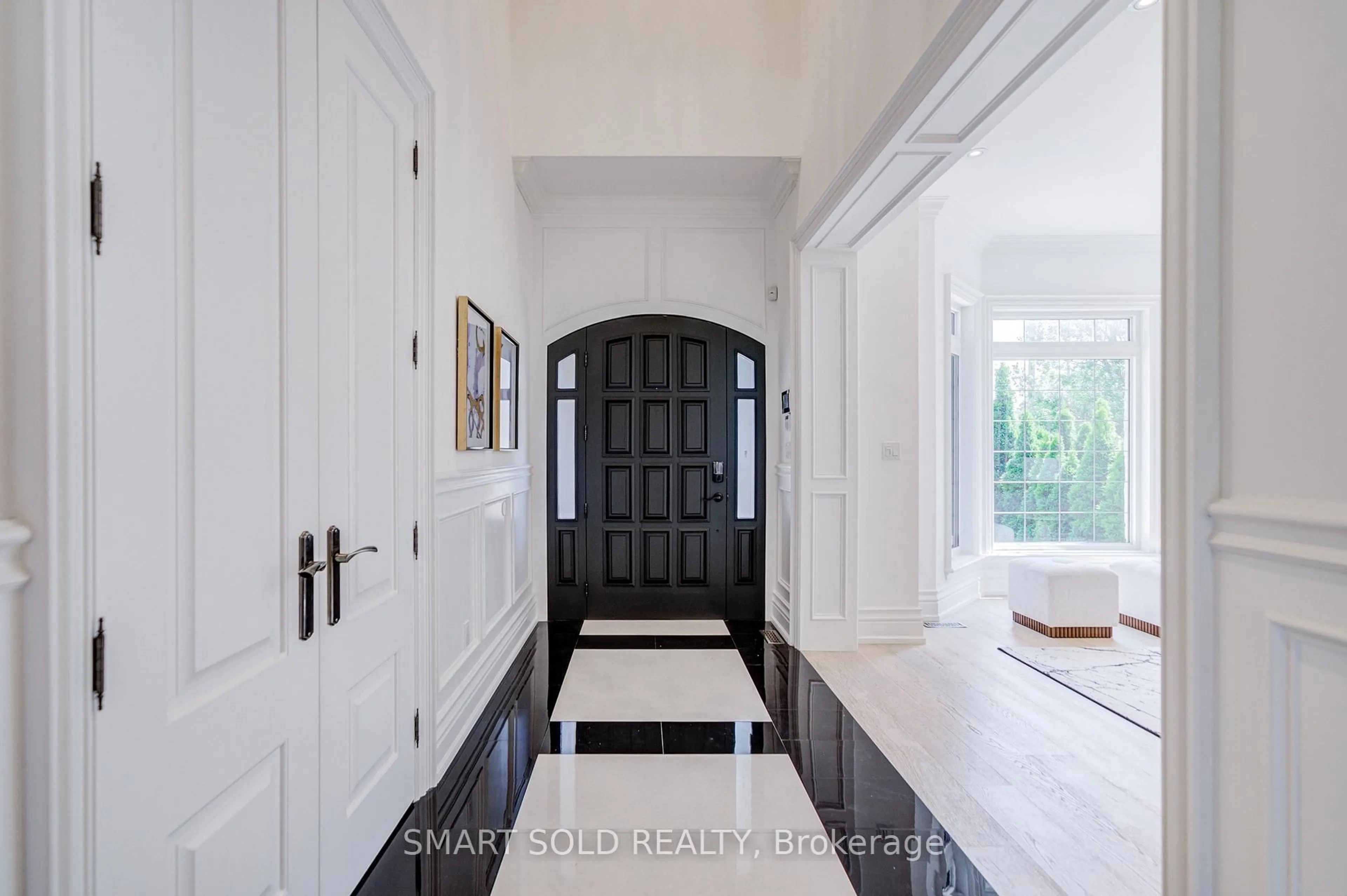 Indoor entryway for 201 Burnhamthorpe Rd, Toronto Ontario M9B 1Z2