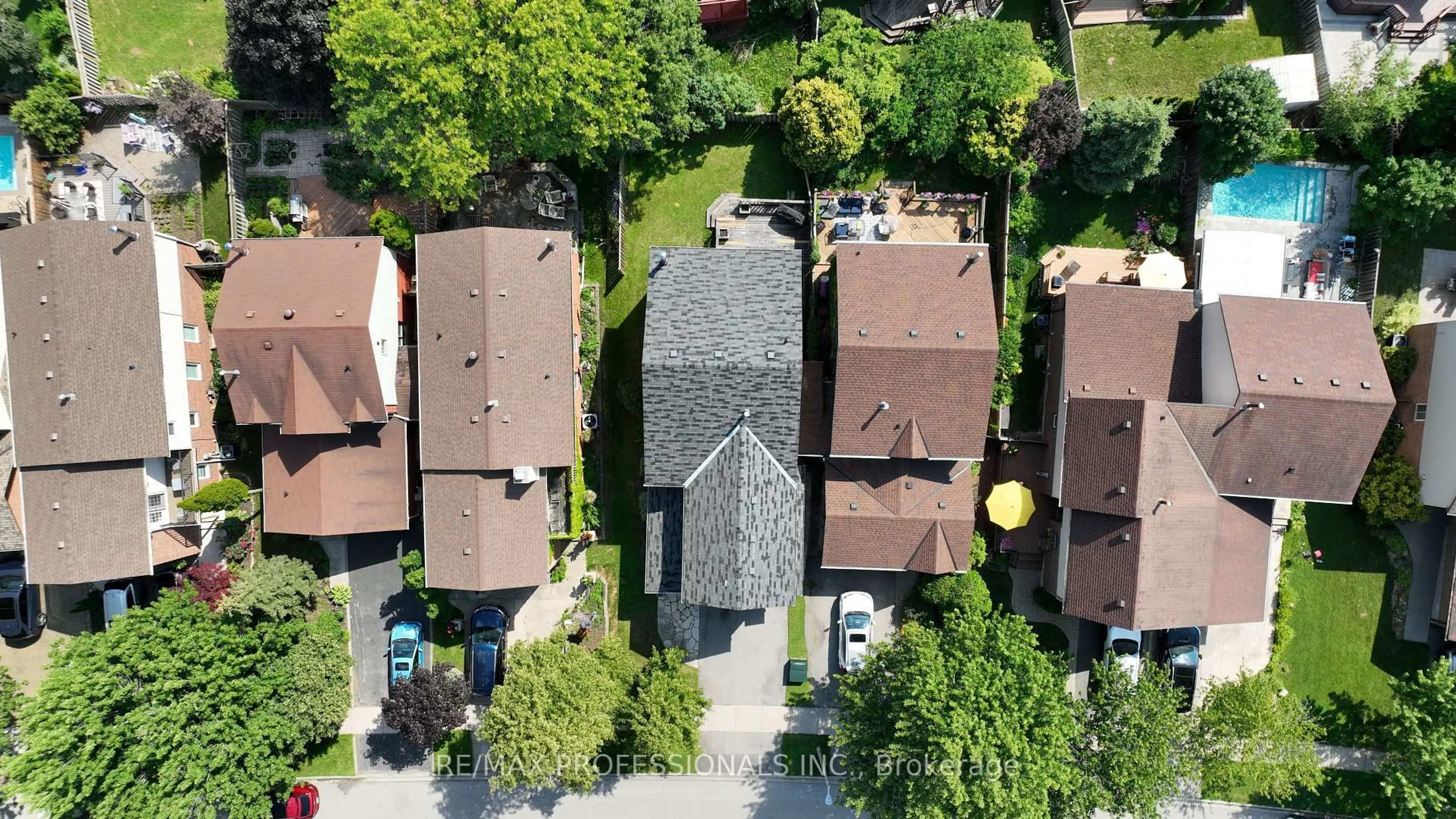 A pic from outside/outdoor area/front of a property/back of a property/a pic from drone, street for 2178 Madden Blvd, Oakville Ontario L6H 3M2